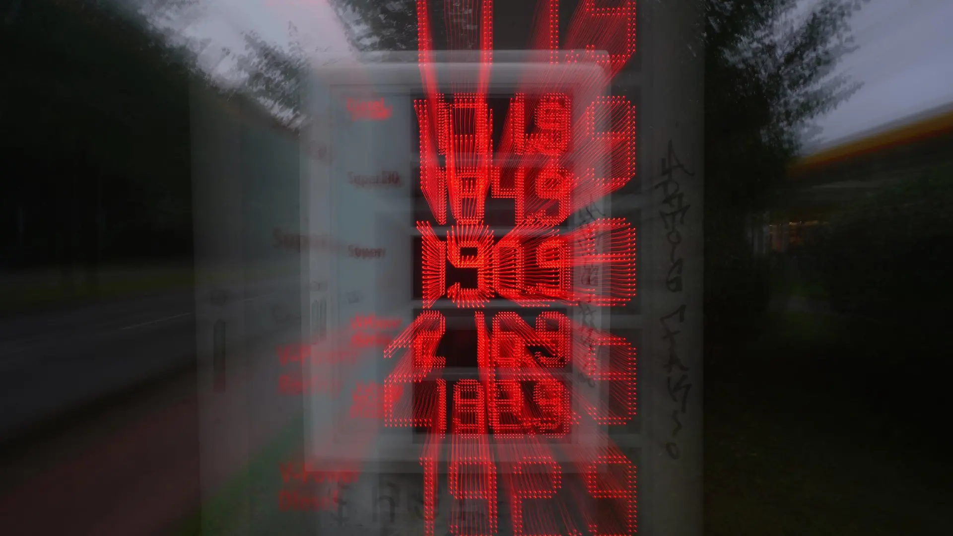 02.08.2023, Hamburg: Blick auf die aktuellen Benzin- und Dieselpreise an einer Tankstelle am frühen Morgen (Aufnahme mit Langzeitbelichtung). Foto: Marcus Brandt/dpa +++ dpa-Bildfunk +++