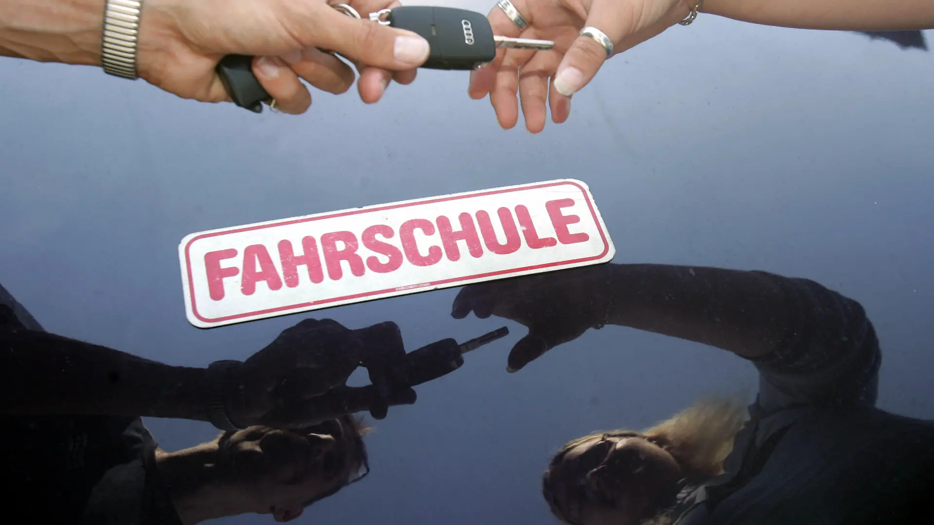 ARCHIV - ILLUSTRATION - Ein Fahrlehrer überreicht seiner Fahrschülerin am 13.07.2005 den Schlüssel zum Fahrzeug in Michelau (Bayern). Ein zentrales Thema des 51. Verkehrsgerichtstages ist eine Reform der Fahrausbildung, um die hohen Unfallzahlen junger Fahrer zu senken. Eine bessere Schulung sei sicher wichtig, sagte ein Unfallforscher der Nachrichtenagentur dpa vor Beginn des Verkehrsgerichtstages 2013 in Goslar (23. bis 25. Januar). Foto: Marcus Führer/dpa (zu dpa "Unfallforscher: Anfänger sollten keine alten Autos fahren" vom 23.01.2013) +++(c) dpa - Bildfunk+++