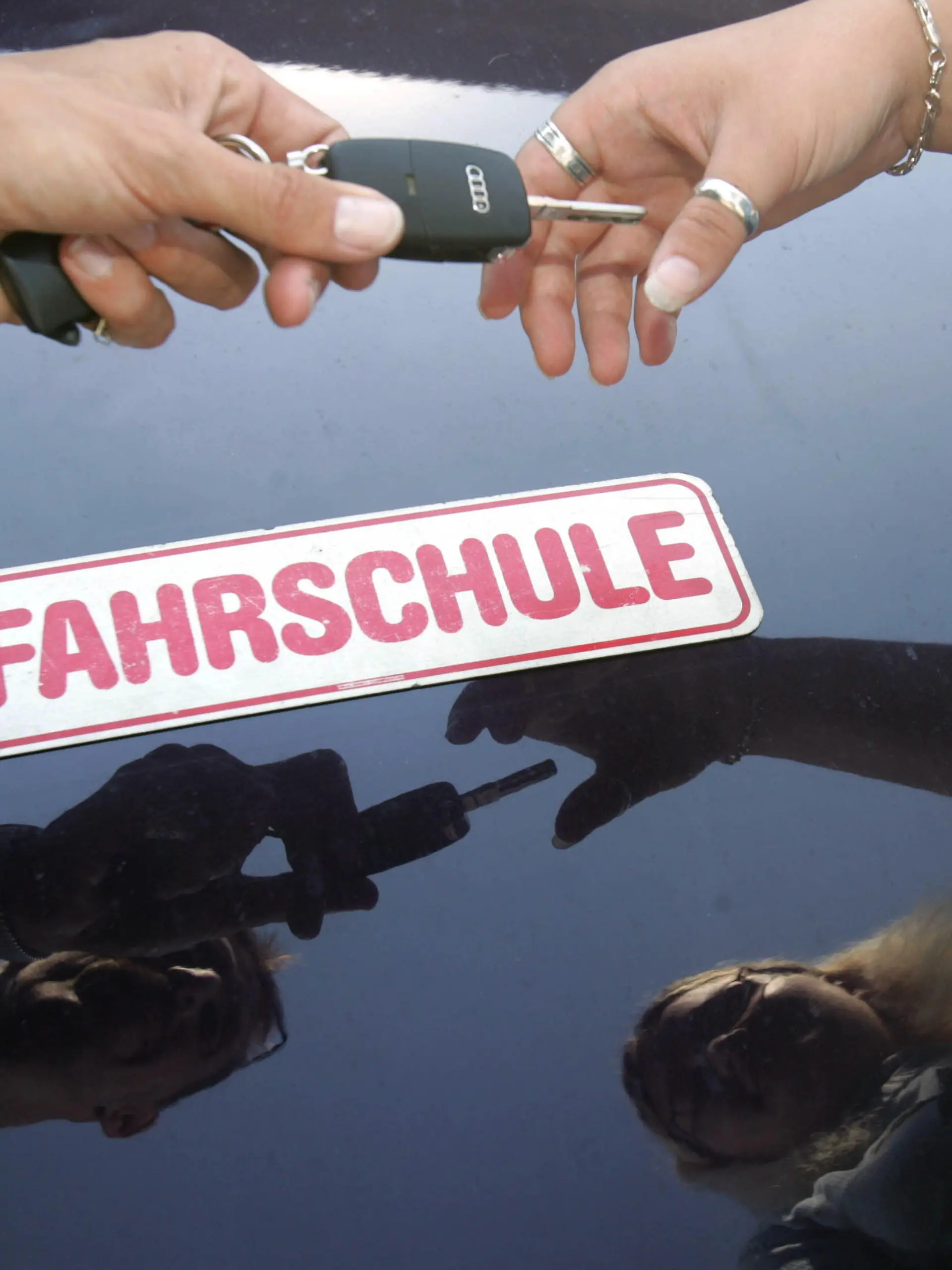 ARCHIV - ILLUSTRATION - Ein Fahrlehrer überreicht seiner Fahrschülerin am 13.07.2005 den Schlüssel zum Fahrzeug in Michelau (Bayern). Ein zentrales Thema des 51. Verkehrsgerichtstages ist eine Reform der Fahrausbildung, um die hohen Unfallzahlen junger Fahrer zu senken. Eine bessere Schulung sei sicher wichtig, sagte ein Unfallforscher der Nachrichtenagentur dpa vor Beginn des Verkehrsgerichtstages 2013 in Goslar (23. bis 25. Januar). Foto: Marcus Führer/dpa (zu dpa "Unfallforscher: Anfänger sollten keine alten Autos fahren" vom 23.01.2013)  +++(c) dpa - Bildfunk+++