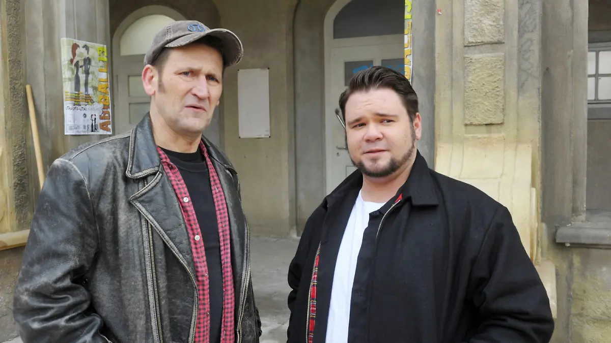 Ingo Naujoks (li.) spielt eine Gastrolle bei Gute Zeiten, schlechte Zeiten und steht zusammen mit Schauspieler Thomas Drechsel während der Dreharbeiten am Set.