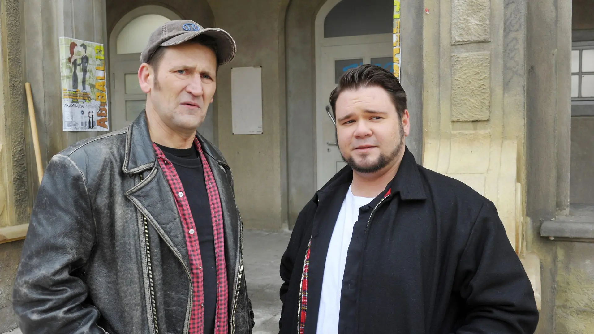 Ingo Naujoks (li.) spielt eine Gastrolle bei Gute Zeiten, schlechte Zeiten und steht zusammen mit Schauspieler Thomas Drechsel während der Dreharbeiten am Set.