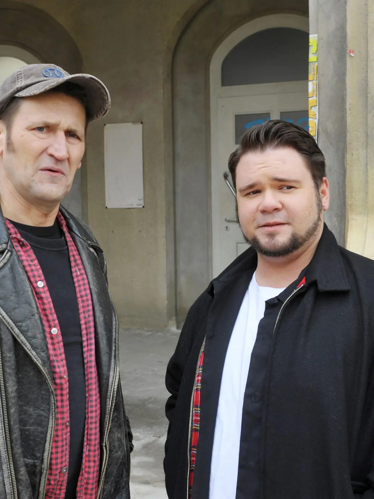 Ingo Naujoks (li.) spielt eine Gastrolle bei Gute Zeiten, schlechte Zeiten und steht zusammen mit Schauspieler Thomas Drechsel während der Dreharbeiten am Set.