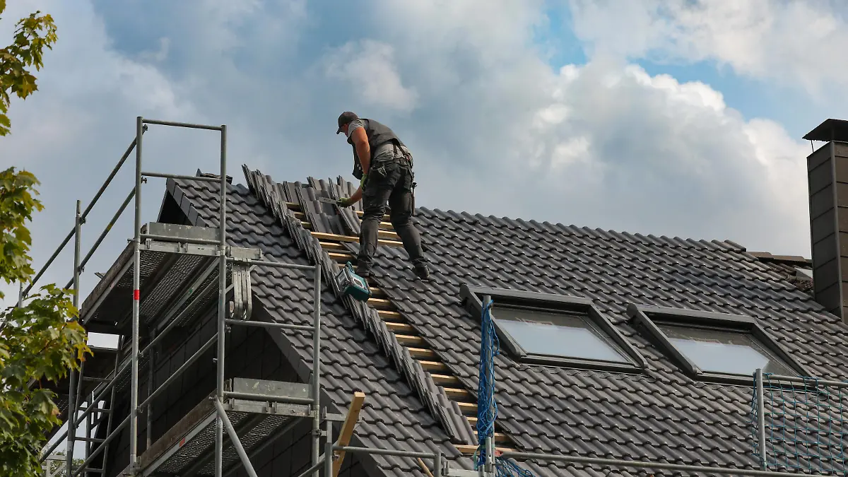Symbolfoto Handwerk, Dachdecker, Dachziegel, *** Symbol photo craft, roofer, roof tile,