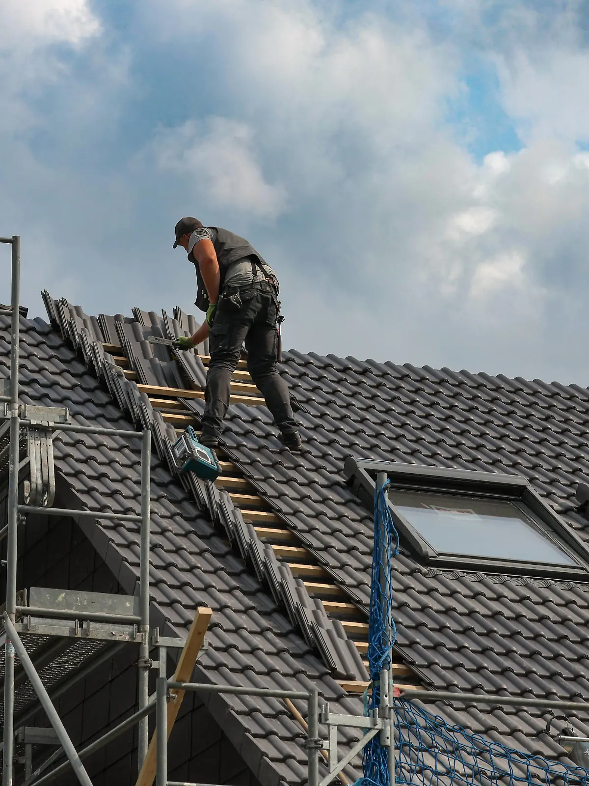 Symbolfoto Handwerk, Dachdecker, Dachziegel, *** Symbol photo craft, roofer, roof tile,
