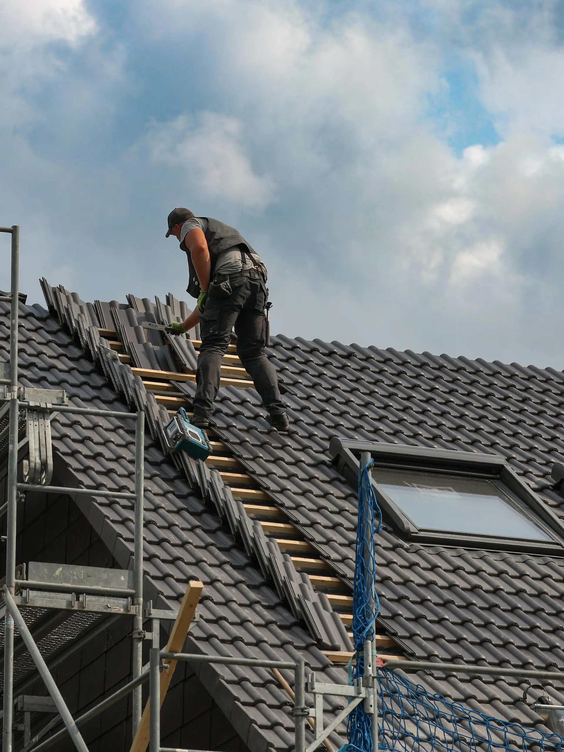 Symbolfoto Handwerk, Dachdecker, Dachziegel, *** Symbol photo craft, roofer, roof tile,