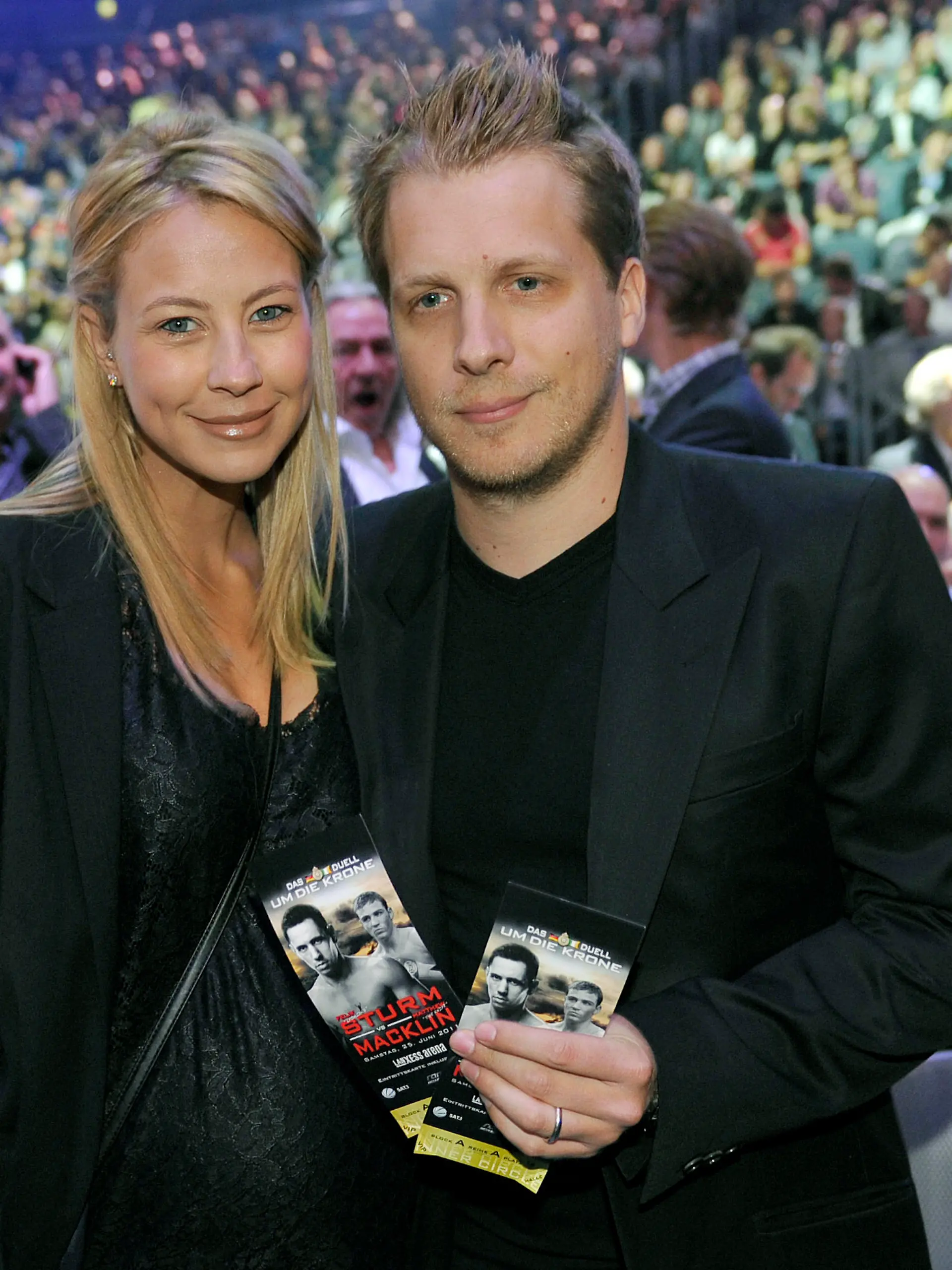 Comedian Oliver Pocher und schwangere Ehefrau Alessandra posieren vor dem Kampf von WBA-Boxweltmeister Felix Sturm gegen den irischen Herausforderer Matthew Macklin am Samstag (25.06.2011) in der Lanxess Arena in Köln. Sturm gewann den Kampf nach Punkten. Foto: Marius Becker dpa/lnw