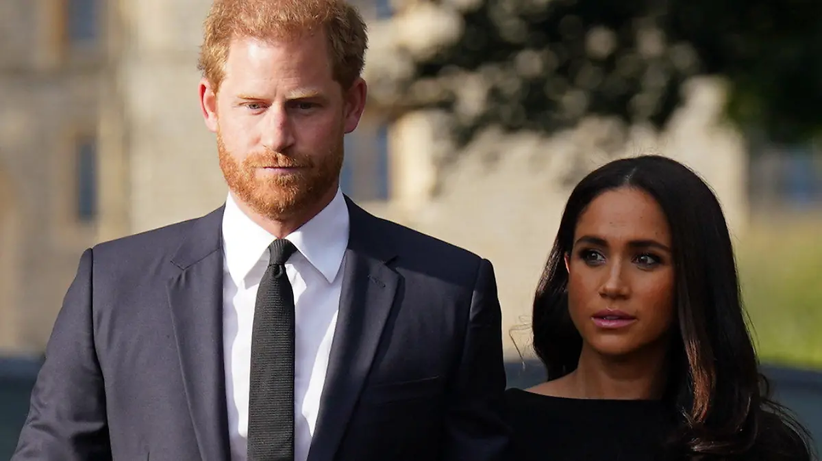 ARCHIV - 10.09.2022, Großbritannien, Windsor: Der britische Prinz Harry, Herzog von Sussex, und seine Frau Meghan, Herzogin von Sussex, treffen nach dem Tod der britischen Königin Elizabeth II. auf Schloss Windsor mit der Öffentlichkeit zusammen. Vor der Veröffentlichung des zweiten Teils der Netflix-Dokumentation über Prinz Harry und Herzogin Meghan sorgt ein neuer Trailer für Aufsehen. (zu dpa "Neuer Trailer zu Netflix-Doku: «Krieg gegen Meghan») Foto: Kirsty O'connor/PA Wire/dpa +++ dpa-Bildfunk +++