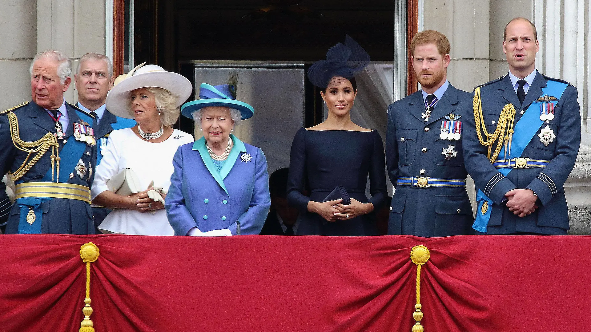 Prinz Charles, Prince of Wales und seine Ehefrau Camilla, Duchess of Cornwall, Queen Elizabeth II, Prinz Harry, Duke of Sussex und seine Ehefrau Meghan, Duchess of Sussex und Prinz William, Duke of Cambridge bei der Feier zum 100. Geburtstag der Royal Air Force am 10.07.2018 am Buckingham Palace in London Queen Elizabeth II *** Prince Charles, Prince of Wales and his wife Camilla, Duchess of Cornwall, Queen Elizabeth II, Prince Harry, Duke of Sussex and his wife Meghan, Duchess of Sussex and Prince William, Duke of Cambridge at the Royal Air Force Centenary Celebration at Buckingham Palace in London Queen Elizabeth II on 10 07 2018. PUBLICATIONxINxGERxSUIxAUTxONLY