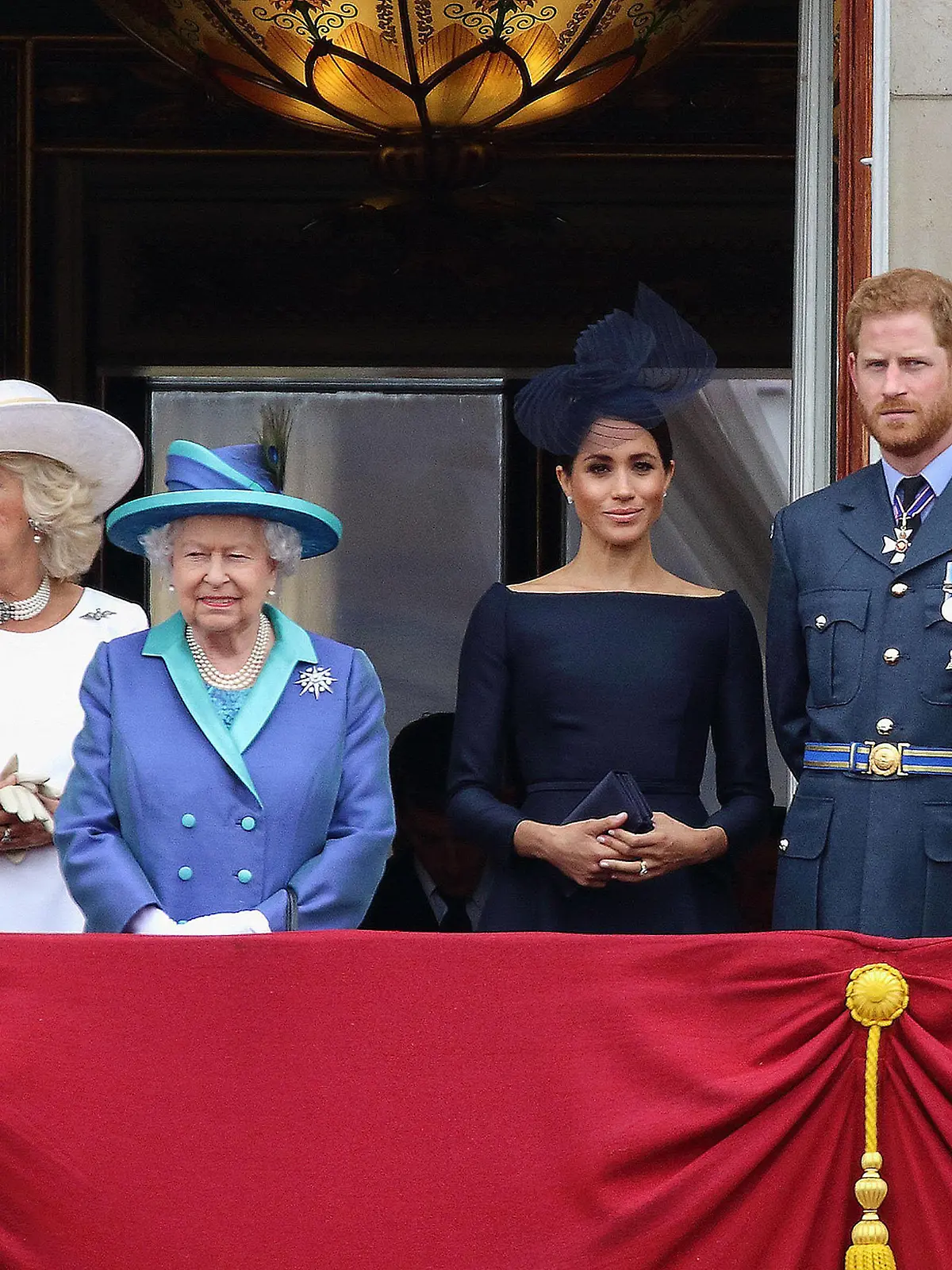  Prinz Charles, Prince of Wales und seine Ehefrau Camilla, Duchess of Cornwall, Queen Elizabeth II, Prinz Harry, Duke of Sussex und seine Ehefrau Meghan, Duchess of Sussex und Prinz William, Duke of Cambridge bei der Feier zum 100. Geburtstag der Royal Air Force am 10.07.2018 am Buckingham Palace in London Queen Elizabeth II *** Prince Charles, Prince of Wales and his wife Camilla, Duchess of Cornwall, Queen Elizabeth II, Prince Harry, Duke of Sussex and his wife Meghan, Duchess of Sussex and Prince William, Duke of Cambridge at the Royal Air Force Centenary Celebration at Buckingham Palace in London Queen Elizabeth II on 10 07 2018. PUBLICATIONxINxGERxSUIxAUTxONLY
