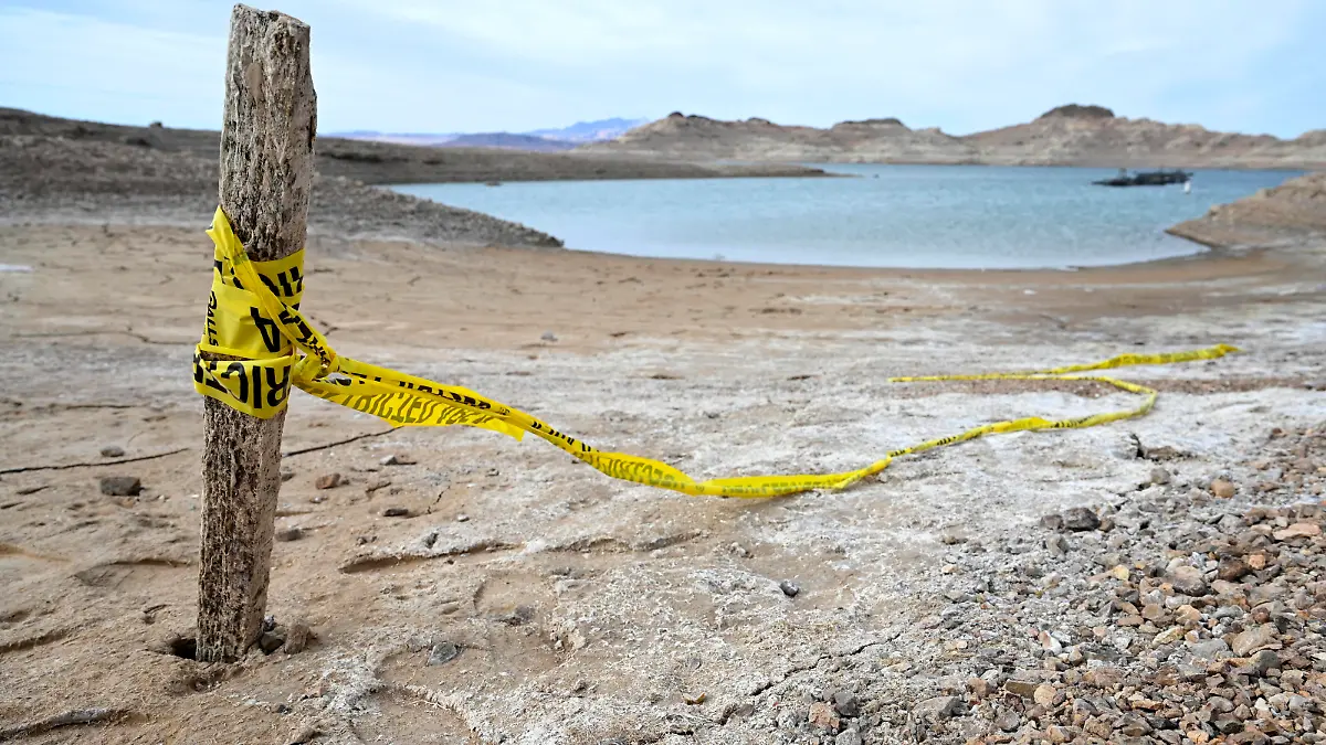 IMAGO Nature: Unsere Erde, Klimawandel, Dürren Bilder des Jahres 2022, News 05 Mai News Bilder des Tages May 10, 2022 - Lake Mead National Recreation Area, Nevada, U.S. - Caution tape remains at the site where human remains were found in a barrel along her shoreline of Lake Mead after the waterline dropped at the Lake Mead National Recreation Area, May 10, 2022, near Las Vegas, Nev. The U.S. Bureau of Reclamation reported that Lake Mead, North America s largest artificial reservoir, has dropped to about 1,052 feet above sea level, the lowest it s been since being filled in 1937 after the construction of the Hoover Dam. Two sets of human remains have been discovered recently as the lake continues to recede. The declining water levels are a result of a climate change-fueled megadrought coupled with increased water demands in the Southwestern Un - ZUMAbk3_ 20220510_zaf_bk3_011 Copyright: xDavidxBeckerx
