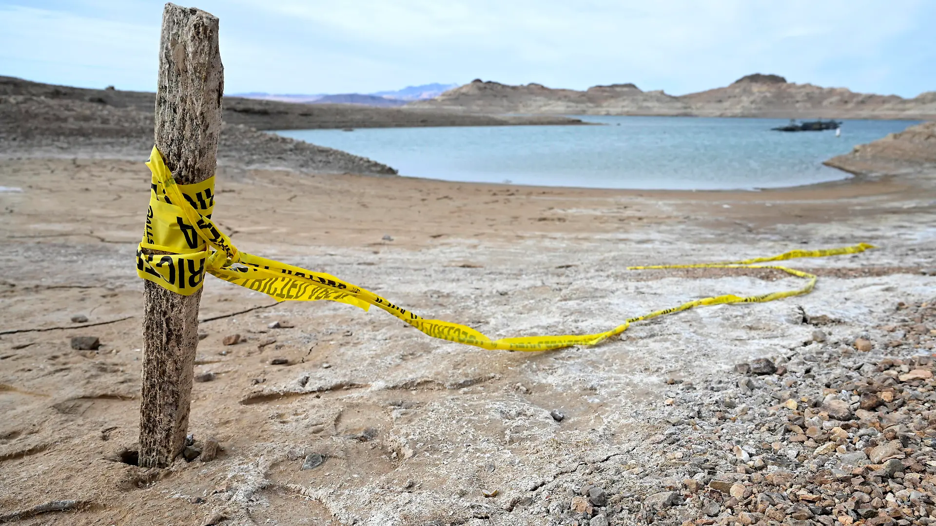 IMAGO Nature: Unsere Erde, Klimawandel, Dürren Bilder des Jahres 2022, News 05 Mai News Bilder des Tages May 10, 2022 - Lake Mead National Recreation Area, Nevada, U.S. - Caution tape remains at the site where human remains were found in a barrel along her shoreline of Lake Mead after the waterline dropped at the Lake Mead National Recreation Area, May 10, 2022, near Las Vegas, Nev. The U.S. Bureau of Reclamation reported that Lake Mead, North America s largest artificial reservoir, has dropped to about 1,052 feet above sea level, the lowest it s been since being filled in 1937 after the construction of the Hoover Dam. Two sets of human remains have been discovered recently as the lake continues to recede. The declining water levels are a result of a climate change-fueled megadrought coupled with increased water demands in the Southwestern Un - ZUMAbk3_ 20220510_zaf_bk3_011 Copyright: xDavidxBeckerx