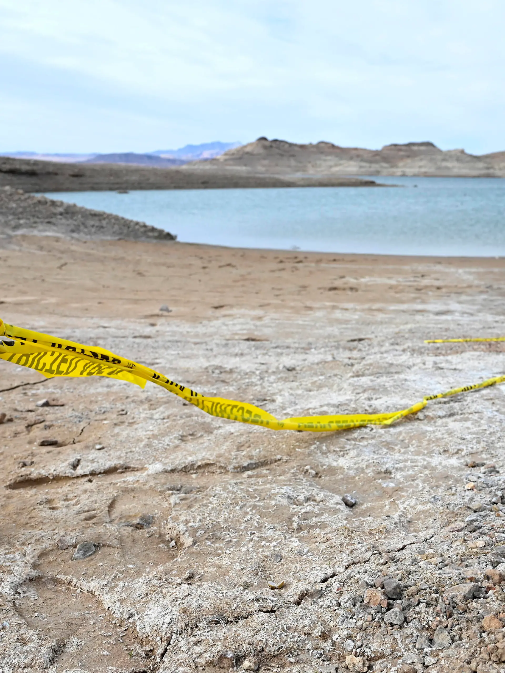  IMAGO Nature: Unsere Erde, Klimawandel, Dürren Bilder des Jahres 2022, News 05 Mai News Bilder des Tages May 10, 2022 - Lake Mead National Recreation Area, Nevada, U.S. - Caution tape remains at the site where human remains were found in a barrel along her shoreline of Lake Mead after the waterline dropped at the Lake Mead National Recreation Area, May 10, 2022, near Las Vegas, Nev. The U.S. Bureau of Reclamation reported that Lake Mead, North America s largest artificial reservoir, has dropped to about 1,052 feet above sea level, the lowest it s been since being filled in 1937 after the construction of the Hoover Dam. Two sets of human remains have been discovered recently as the lake continues to recede. The declining water levels are a result of a climate change-fueled megadrought coupled with increased water demands in the Southwestern Un - ZUMAbk3_ 20220510_zaf_bk3_011 Copyright: xDavidxBeckerx