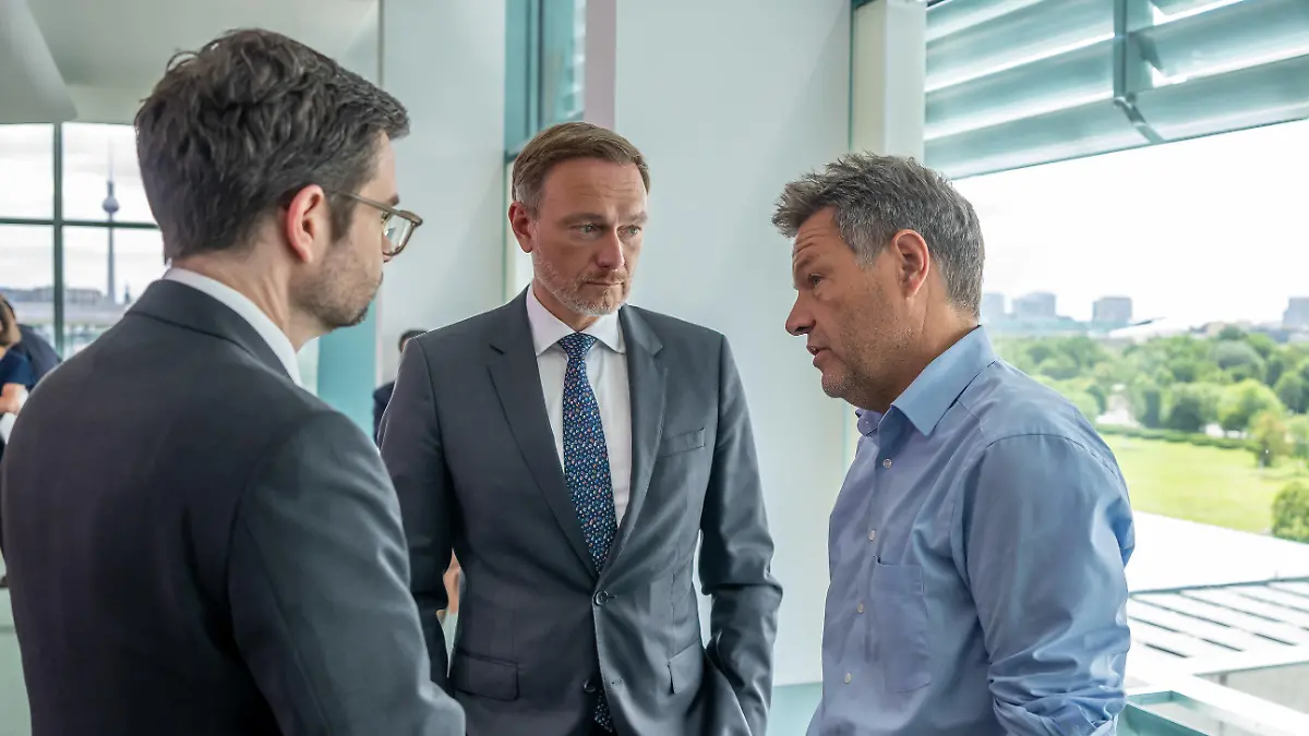 28.06.2023, Berlin: Robert Habeck (Bündnis 90/Die Grünen, r-l), Bundesminister für Wirtschaft und Klimaschutz, spricht mit Christian Lindner (FDP), Bundesminister der Finanzen, und Marco Buschmann (FDP), Bundesminister der Justiz, vor Beginn der Sitzung des Bundeskabinetts im Kanzleramt. Foto: Michael Kappeler/dpa +++ dpa-Bildfunk +++