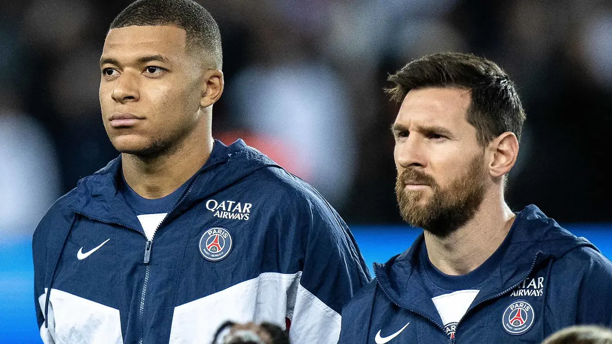 PARIS, FRANCE - OCTOBER 25: Neymar, Kylian Mbappe and Lionel Messi of Paris Saint-Germain looks on during the UEFA Champions League group H match between Paris Saint-Germain and Maccabi Haifa FC at Parc des Princes on October 25, 2022 in Paris, Paris Saint-Germain v Maccabi Haifa FC: Group H - UEFA Champions League Copyright: xSebastianxFrejx 