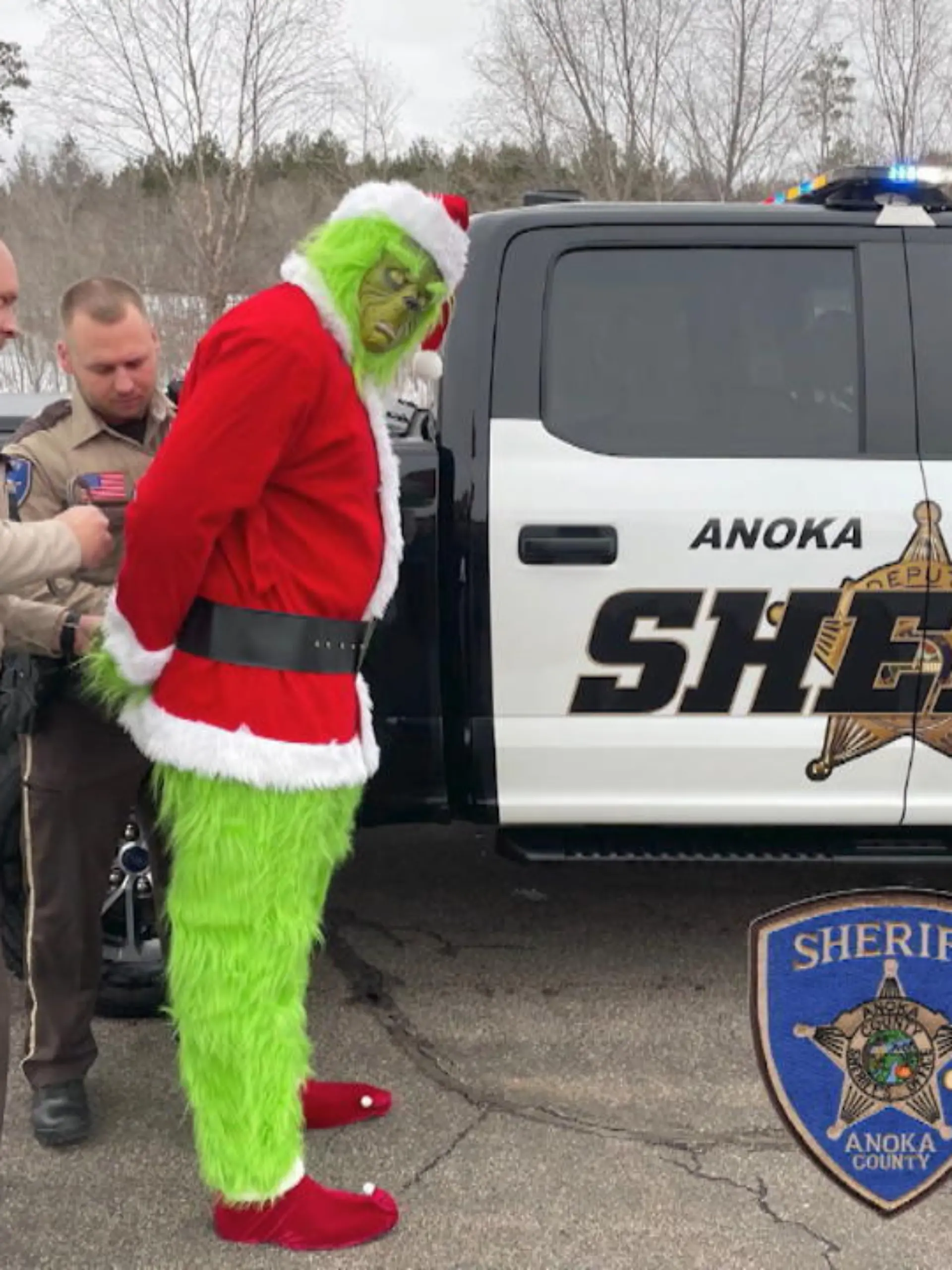 Der Grinch treibt wieder sein Unwesen! Doch jetzt ist Schluss damit. Der Bösewicht wurde von der Polizei festgenommen, unser Weihnachtsfest ist gerettet. Was dahinter steckt und wieso er Autofahrer Zwiebel essen lässt, erfahren Sie im Video.