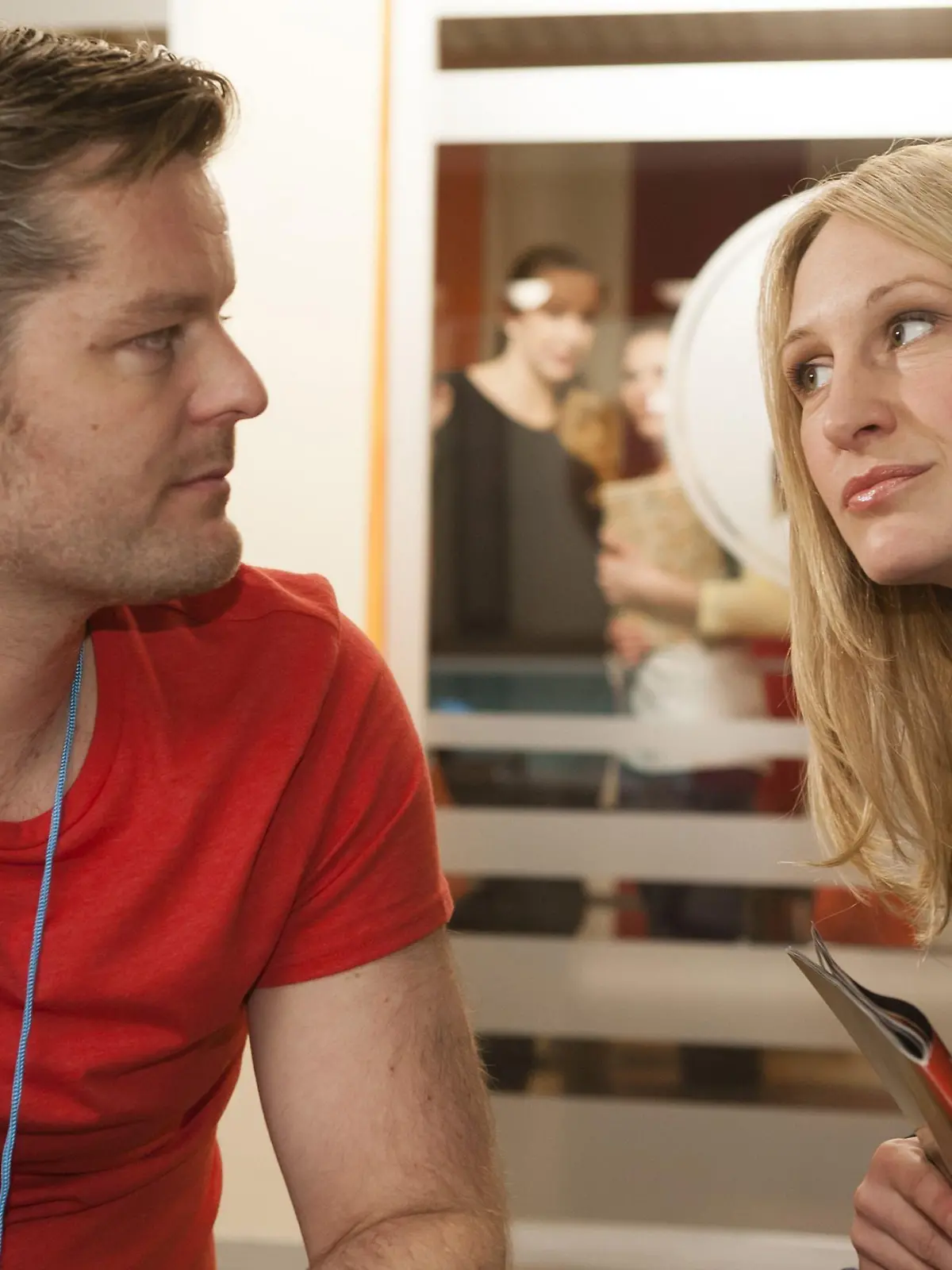 Ingo (André Dietz) flirtet weiter offensiv mit der neuen Zentrumsärztin Laura (Isabelle Höpfner) und verabredet sich für den Abend mit ihr.