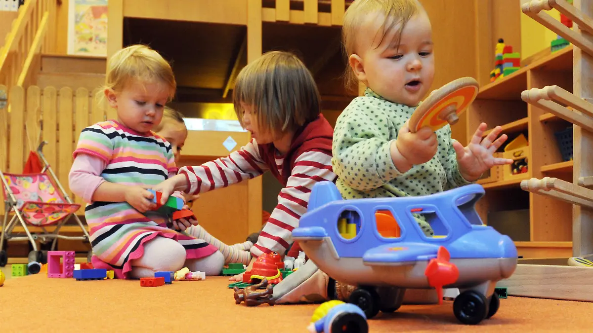 ARCHIV - In der Städtischen Betriebskita (Kindertagesstätte) Karlsruhe (Baden-Württemberg) spielen am 09.11.2012 Kinder. Eltern sollen nach dem Willen der SPD im Landtag von Stuttgart künftig nicht mehr für die Betreuung ihrer Kinder bei Tagesmüttern bezahlen müssen als in Kitas.   Foto: Uli Deck/dpa (zu dpa/lsw "SPD: Kindertagespflege ausbauen und Qualität sichern" vom 03.07.2013) +++(c) dpa - Bildfunk+++