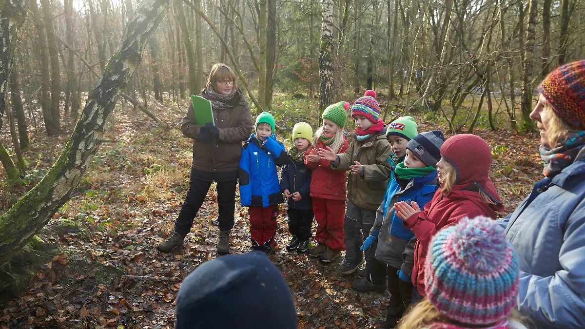ARCHIV - 08.12.2016, Rheinland-Pfalz, Koblenz: Kinder spielen  im Waldkindergarten im Stadtwald von Koblenz.  (zu dpa «Ministerium: Naturpädagogik immer wichtiger in Kitas» vom 15.04.2018) Foto: Thomas Frey/dpa +++ dpa-Bildfunk +++