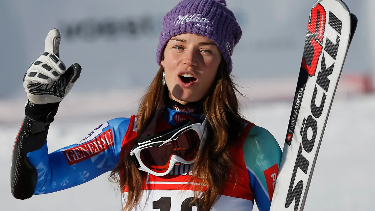 Tina Maze from Slovenia celebrates after winning the Alpine Skiing World Cup Super G race in St. Anton January 13, 2013.  REUTERS/Leonhard Foeger  (AUSTRIA - Tags: SPORT SKIING)