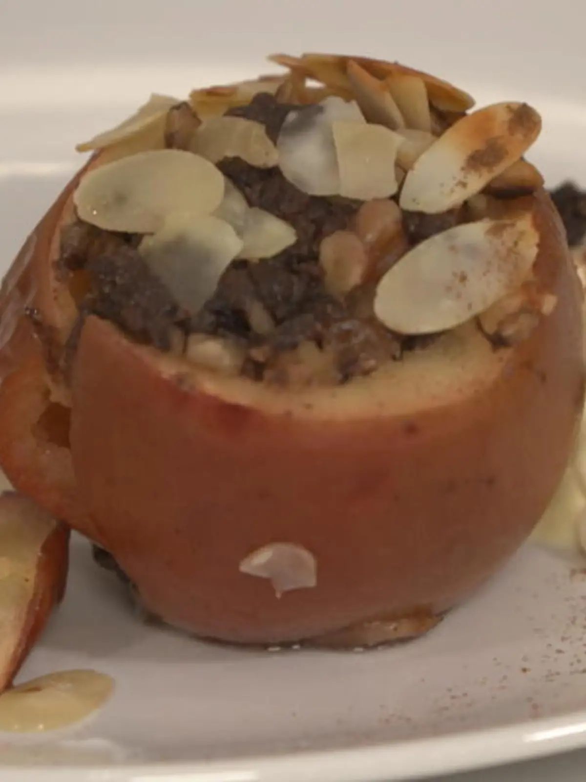 Bratäpfel sind der Inbegriff von weihnachtlicher Schlemmerei. Und echte Kalorienbomben. Doc Fleck zeigt, dass das auch anders geht - in ihrer gesunden Variante. Schmecken tut's trotzdem.