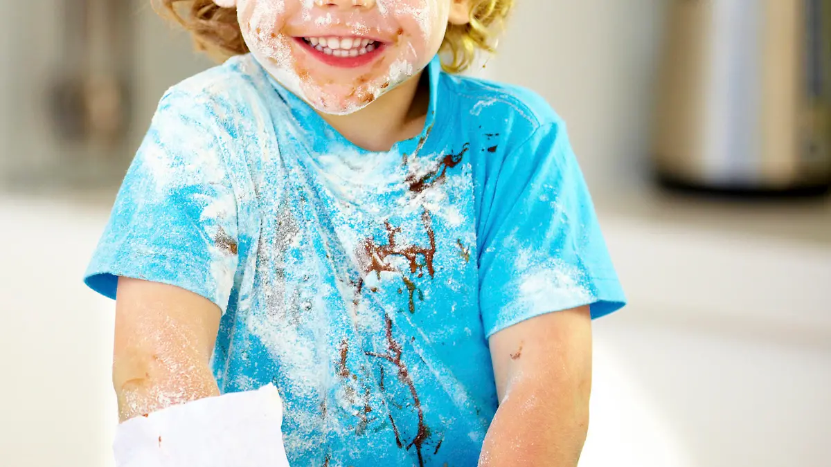A little boy covered in dough and flourhttp://195.154.178.81/DATA/i_collage/pi/shoots/781137.jpg