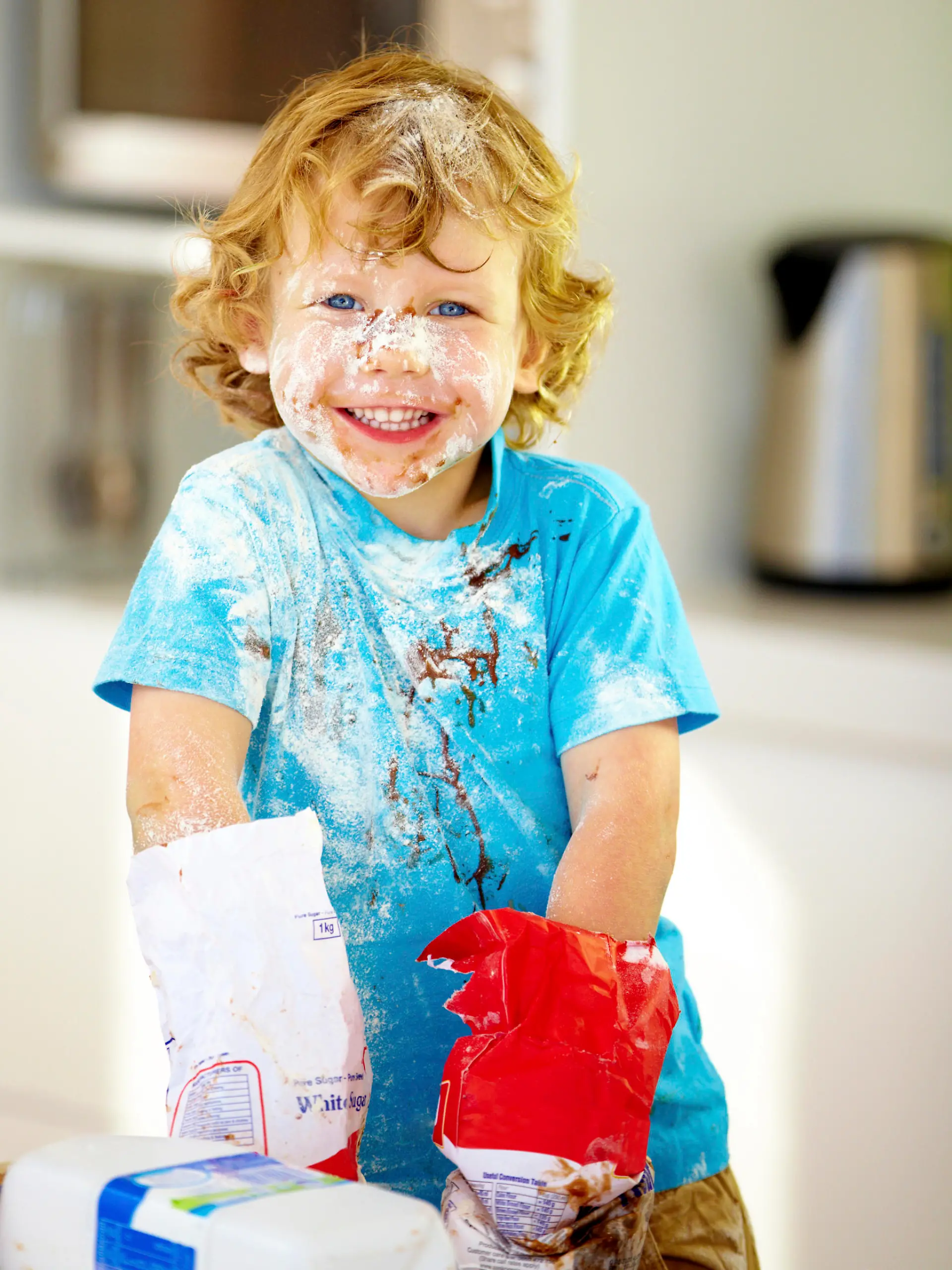 A little boy covered in dough and flourhttp://195.154.178.81/DATA/i_collage/pi/shoots/781137.jpg