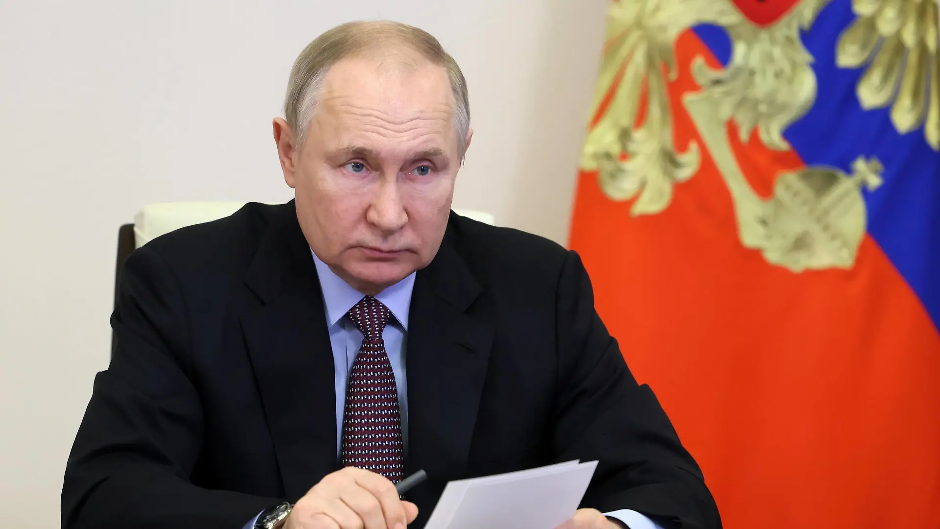Russia Putin Transport Infrastructure 8338342 13.12.2022 Russian President Vladimir Putin takes part in a ceremony to launch new and renovated transport infrastructure in Russia s regions via a video link at the Novo-Ogaryovo state residence, outside Moscow, Russia. Mikhail Metzel / POOL Novo-Ogaryovo Moscow region Russia PUBLICATIONxINxGERxSUIxAUTxONLY Copyright: xMikhailxMetzelx