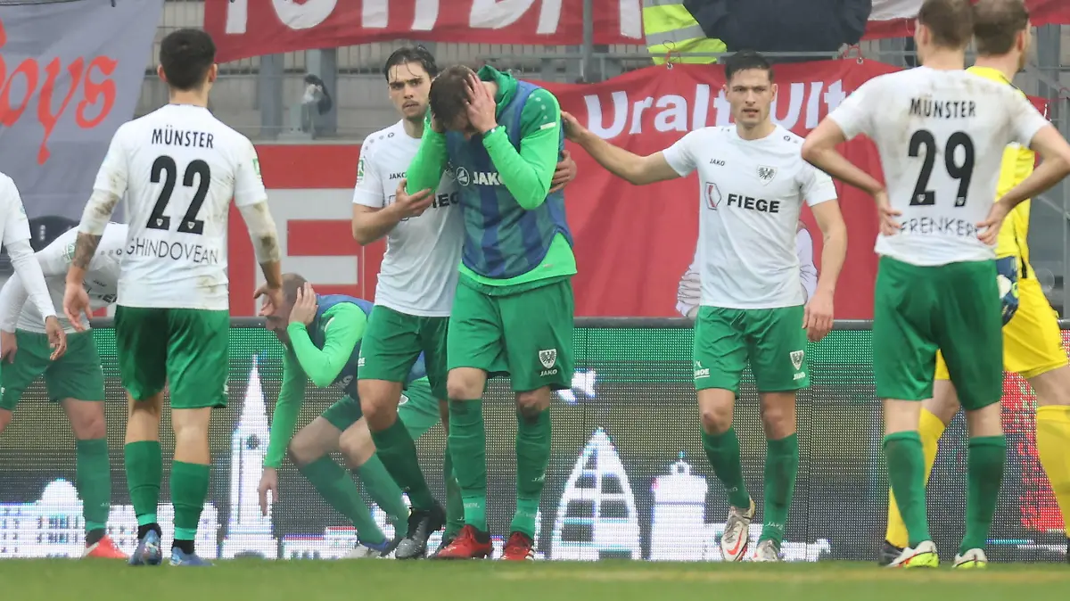Essen, Deutschland, 20.02.2022, Regionalliga West, 26. Spieltag, Rot-Weiss Essen - Preussen Münster, das Spiel wird in der 76. Minute nach einem Böllerwurf beim Stand von 1-1 abgebrochen. *** Essen, Germany, 20 02 2022, Regionalliga West, 26 matchday, Rot Weiss Essen Preussen Münster, the match is abandoned in the 76 minute after a firecracker is thrown at the score of 1 1.
