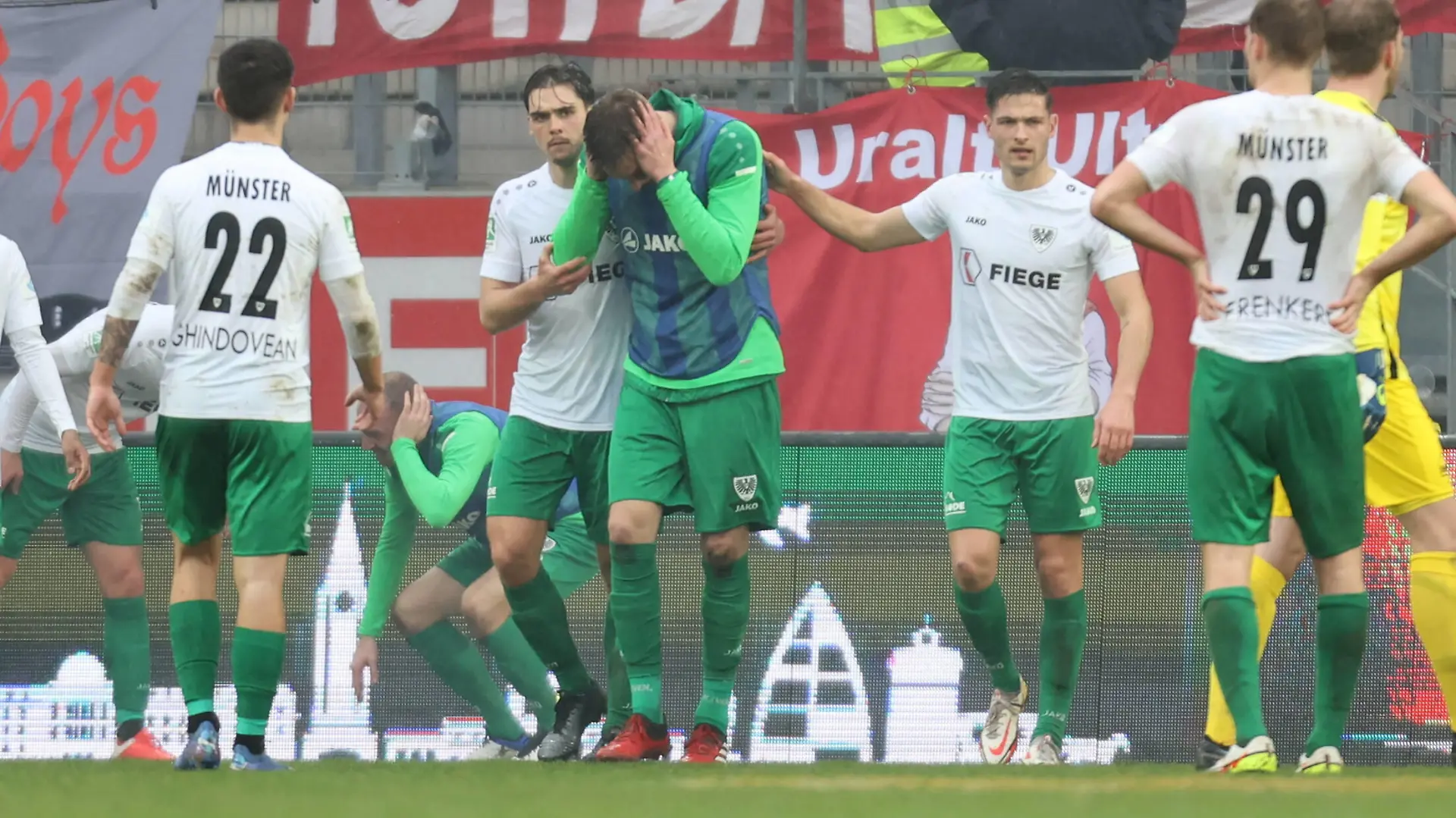 Essen, Deutschland, 20.02.2022, Regionalliga West, 26. Spieltag, Rot-Weiss Essen - Preussen Münster, das Spiel wird in der 76. Minute nach einem Böllerwurf beim Stand von 1-1 abgebrochen. *** Essen, Germany, 20 02 2022, Regionalliga West, 26 matchday, Rot Weiss Essen Preussen Münster, the match is abandoned in the 76 minute after a firecracker is thrown at the score of 1 1.