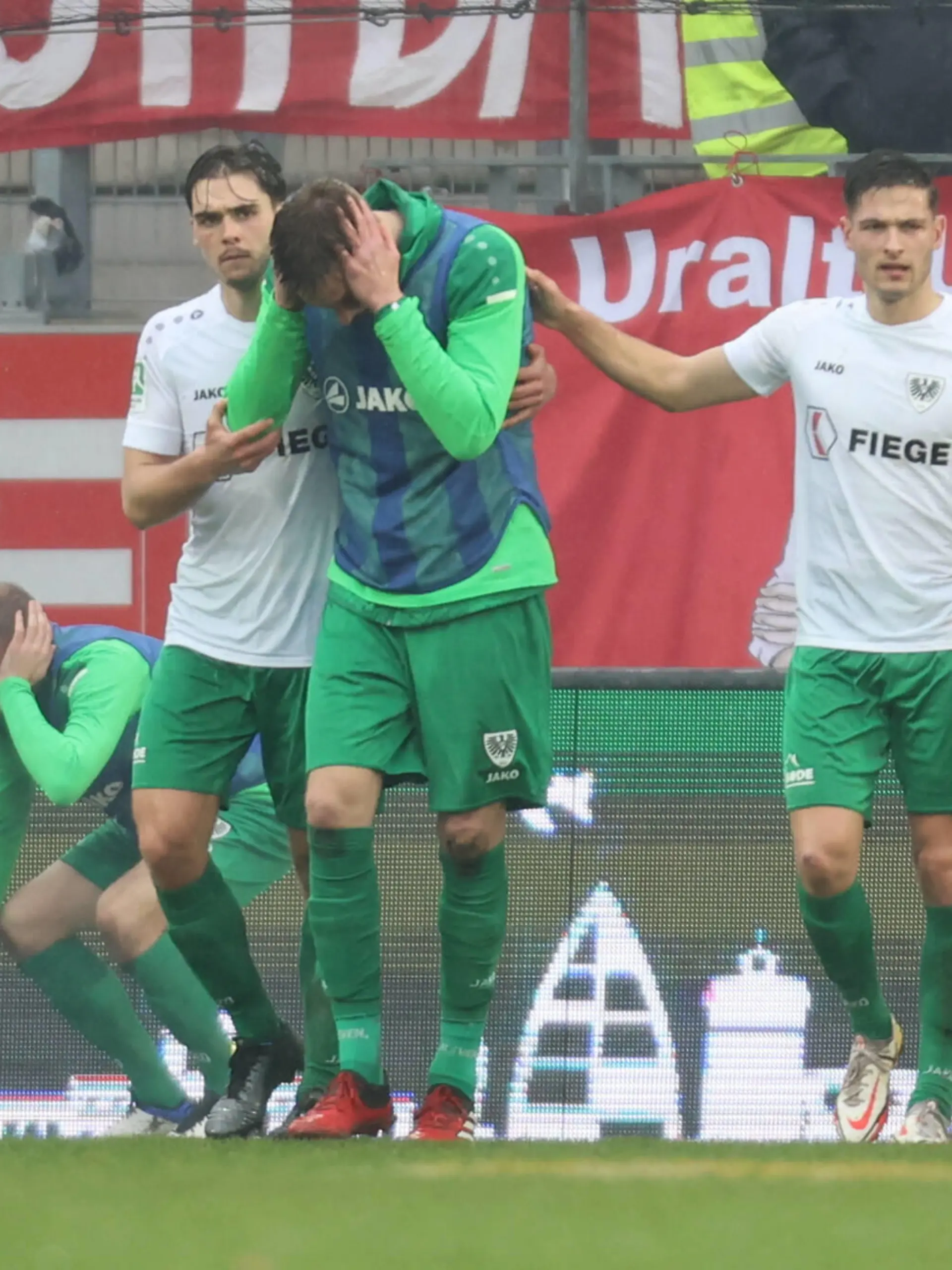 Essen, Deutschland, 20.02.2022, Regionalliga West, 26. Spieltag, Rot-Weiss Essen - Preussen Münster, das Spiel wird in der 76. Minute nach einem Böllerwurf beim Stand von 1-1 abgebrochen. *** Essen, Germany, 20 02 2022, Regionalliga West, 26 matchday, Rot Weiss Essen Preussen Münster, the match is abandoned in the 76 minute after a firecracker is thrown at the score of 1 1. 