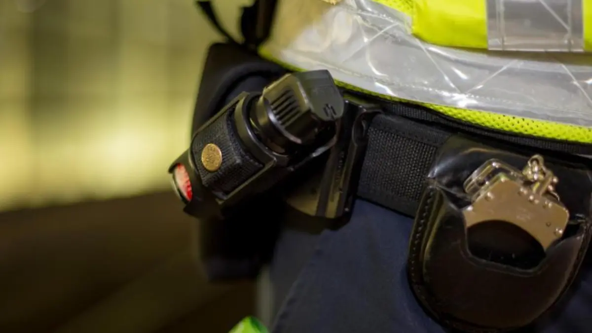 Pfefferspray und Handschellen