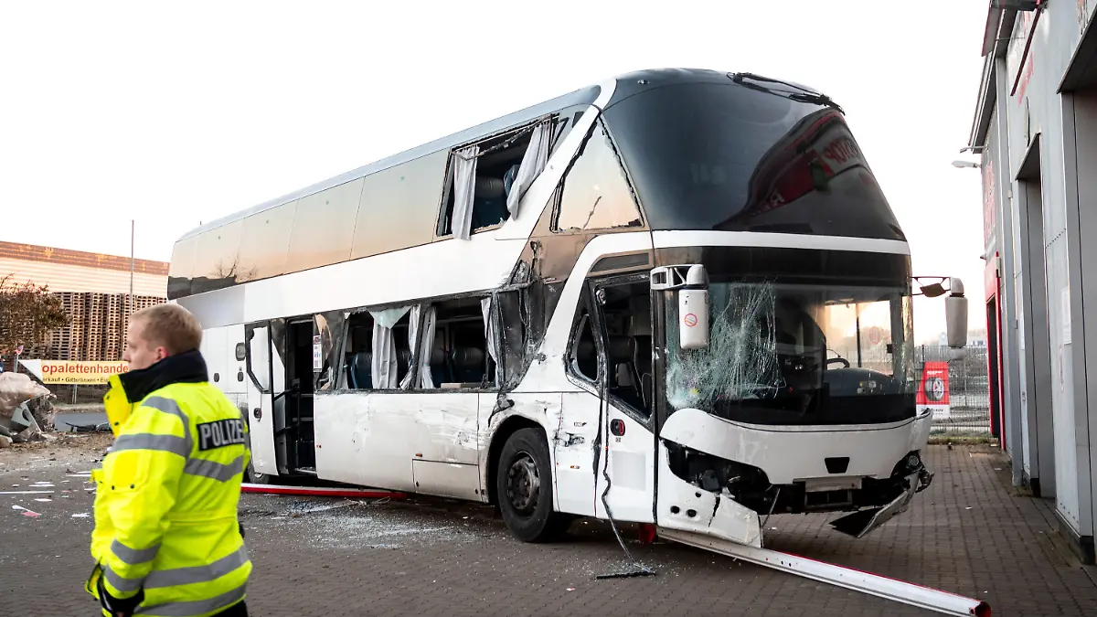 15.12.2022, Niedersachsen, Winsen (Luhe): Ein beschädigter Reisebus steht nach einem Unfall auf einem Parkplatz. Beim Zusammenstoß von zwei Bussen in einem Gewerbegebiet sind am Donnerstagmorgen sechs Menschen verletzt worden. (zu dpa ·Sechs Verletzte bei Busunfall in Winsen·) Foto: Daniel Bockwoldt/dpa +++ dpa-Bildfunk +++