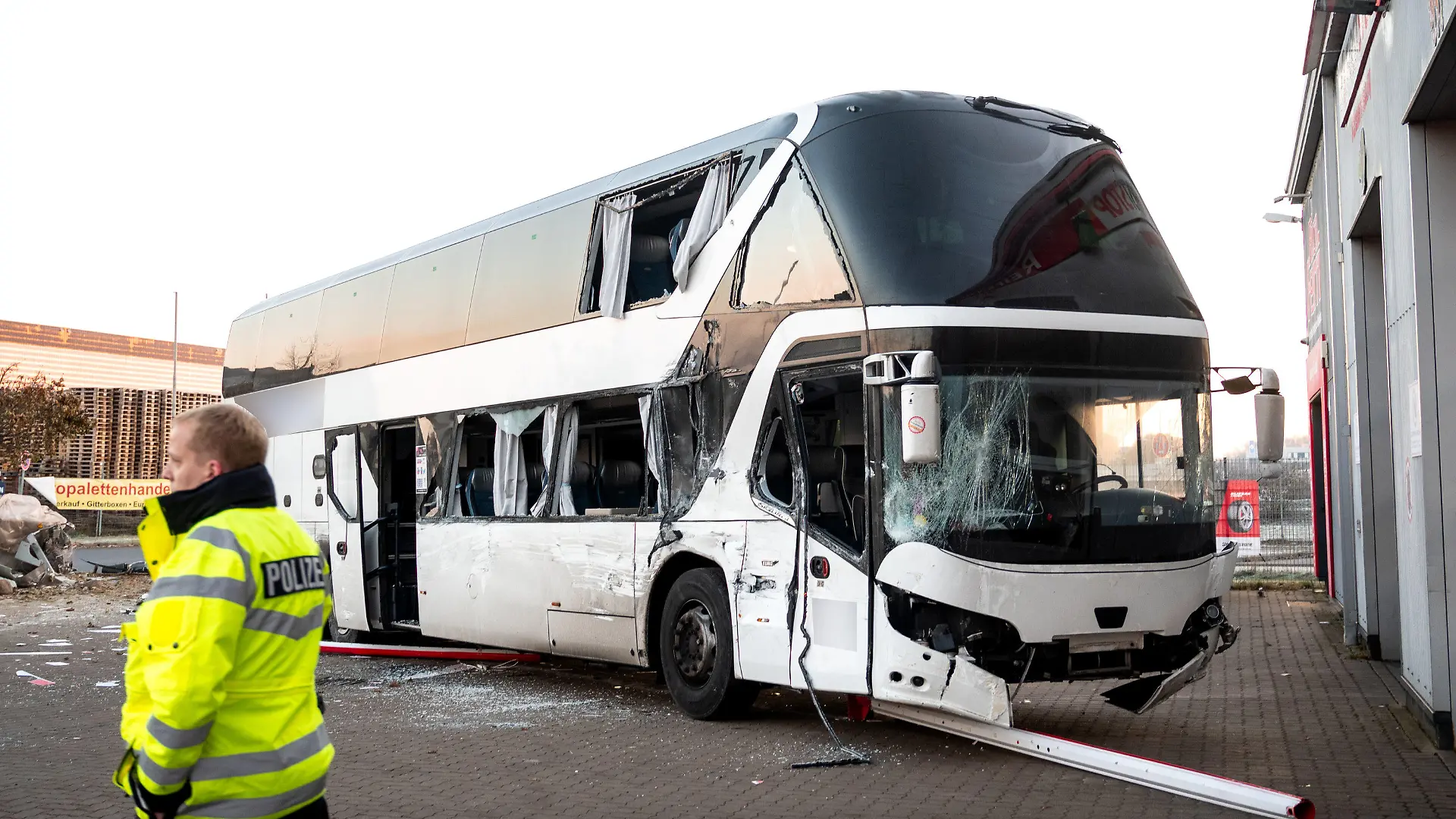 15.12.2022, Niedersachsen, Winsen (Luhe): Ein beschädigter Reisebus steht nach einem Unfall auf einem Parkplatz. Beim Zusammenstoß von zwei Bussen in einem Gewerbegebiet sind am Donnerstagmorgen sechs Menschen verletzt worden. (zu dpa ·Sechs Verletzte bei Busunfall in Winsen·) Foto: Daniel Bockwoldt/dpa +++ dpa-Bildfunk +++
