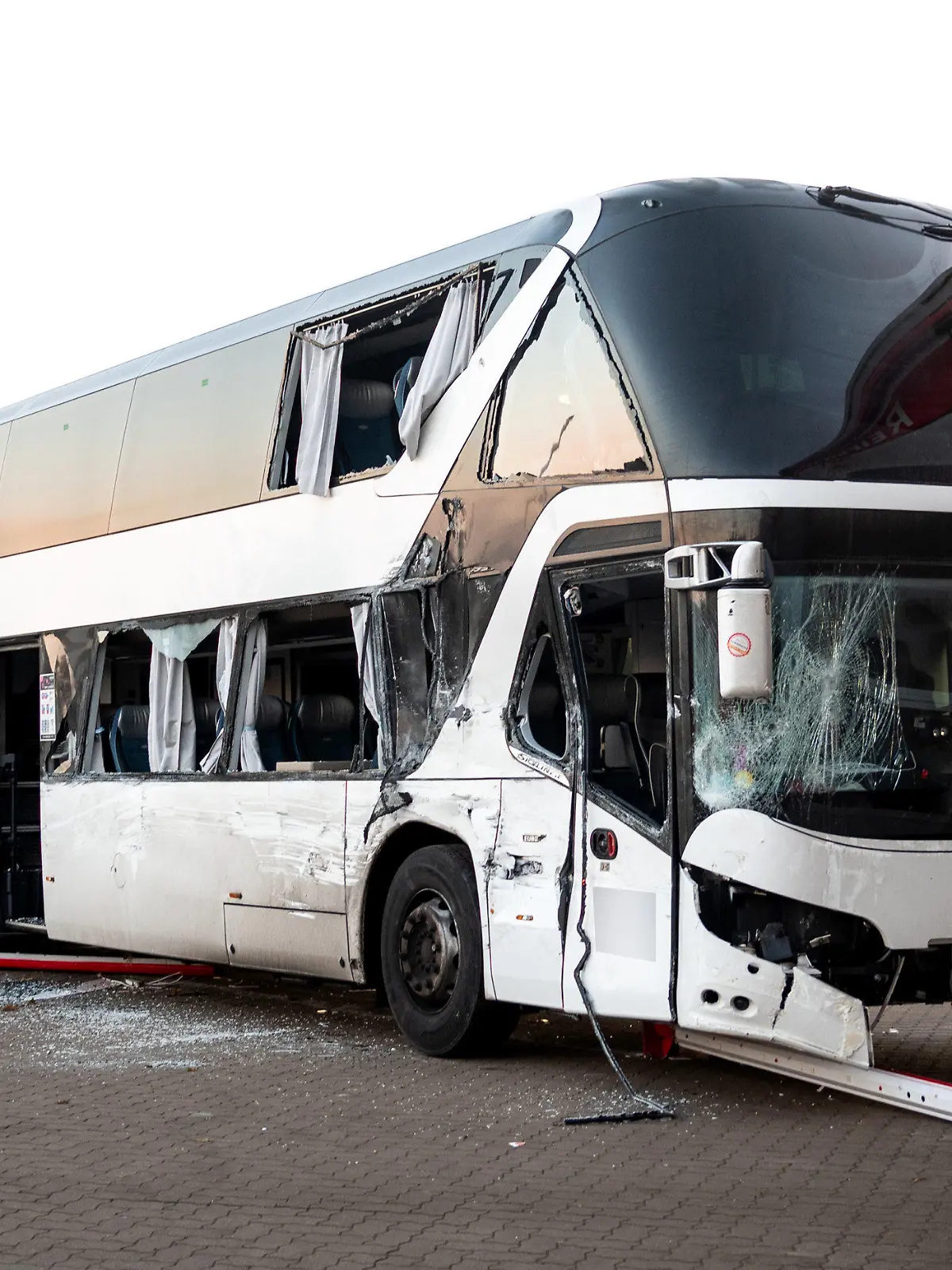 15.12.2022, Niedersachsen, Winsen (Luhe): Ein beschädigter Reisebus steht nach einem Unfall auf einem Parkplatz. Beim Zusammenstoß von zwei Bussen in einem Gewerbegebiet sind am Donnerstagmorgen sechs Menschen verletzt worden. (zu dpa ·Sechs Verletzte bei Busunfall in Winsen·) Foto: Daniel Bockwoldt/dpa +++ dpa-Bildfunk +++