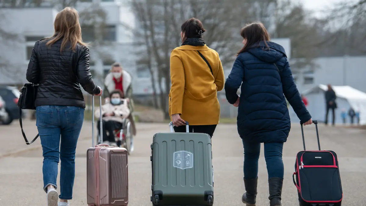 ARCHIV - 18.03.2022, Baden-Württemberg, Ellwangen: Drei aus der Ukraine stammende Frauen gehen in der Landeserstaufnahmestelle für Flüchtlinge (LEA) zu ihrem Quartier. Mehr als jeder dritte Kriegsflüchtling aus der Ukraine möchte entweder für immer oder zumindest für mehrere Jahre in Deutschland bleiben. (zu dpa «Ukrainische Flüchtlinge fühlen sich in Deutschland meist willkommen») Foto: Stefan Puchner/dpa +++ dpa-Bildfunk +++