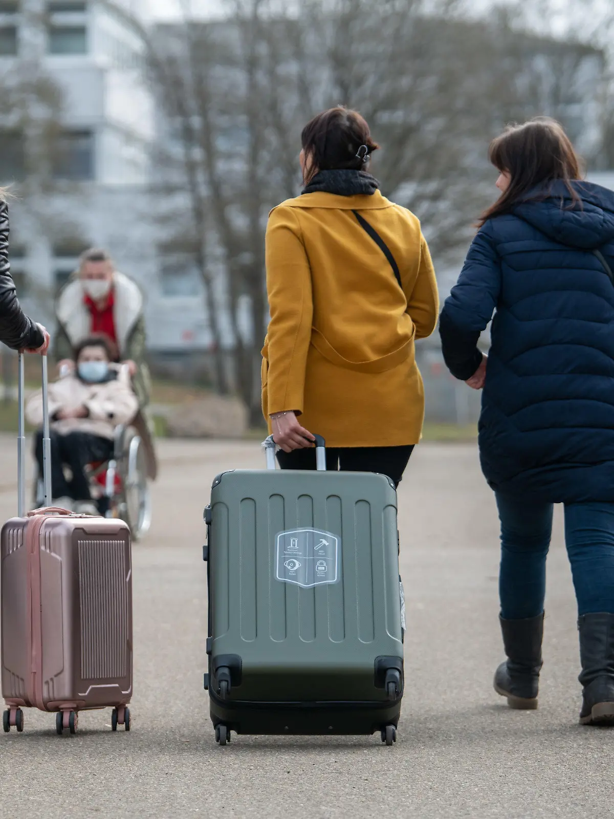 ARCHIV - 18.03.2022, Baden-Württemberg, Ellwangen: Drei aus der Ukraine stammende Frauen gehen in der Landeserstaufnahmestelle für Flüchtlinge (LEA) zu ihrem Quartier. Mehr als jeder dritte Kriegsflüchtling aus der Ukraine möchte entweder für immer oder zumindest für mehrere Jahre in Deutschland bleiben. (zu dpa «Ukrainische Flüchtlinge fühlen sich in Deutschland meist willkommen») Foto: Stefan Puchner/dpa +++ dpa-Bildfunk +++