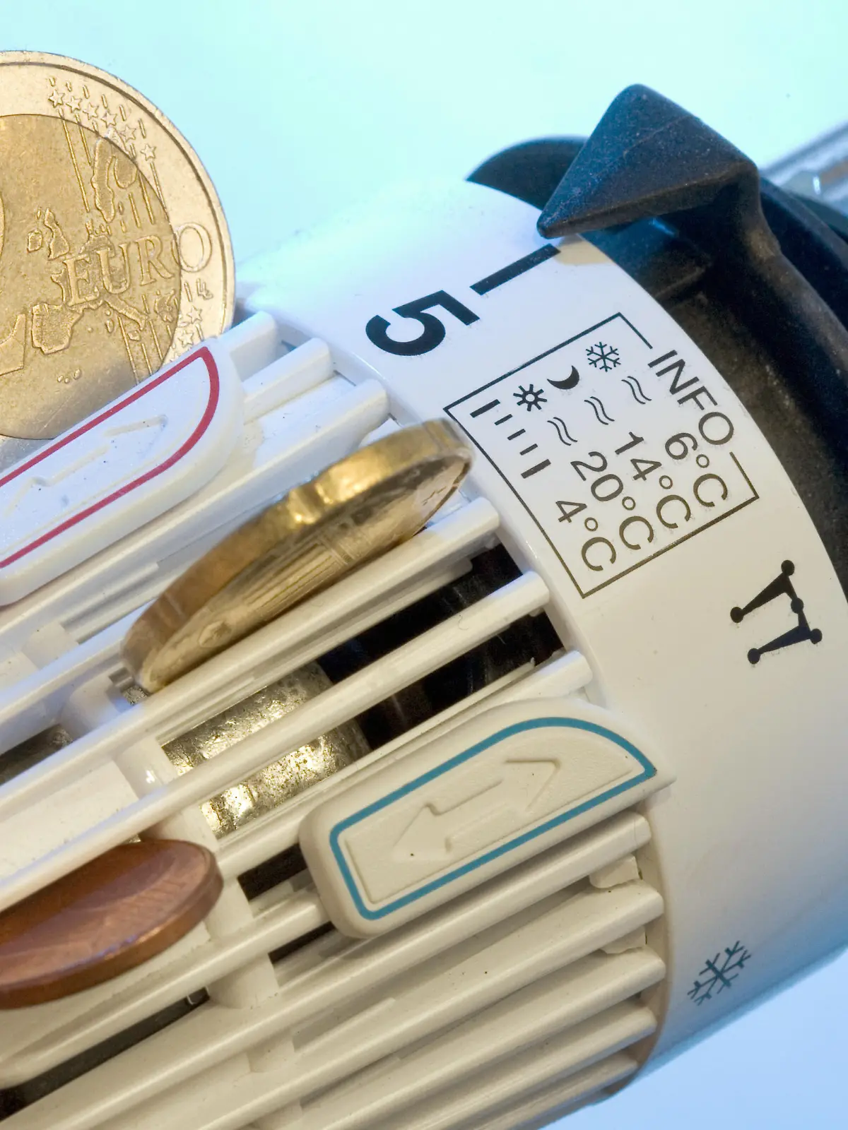 Verschiedene Euro-Münzen stecken am Montag (14.01.2008) in Osnabrück im Thermostat einer Heizung. Illustration zum Thema Energie, Heizkosten, Betriebs- und Nebenkosten. Foto: Friso Gentsch dpa/lni +++(c) dpa - Report+++