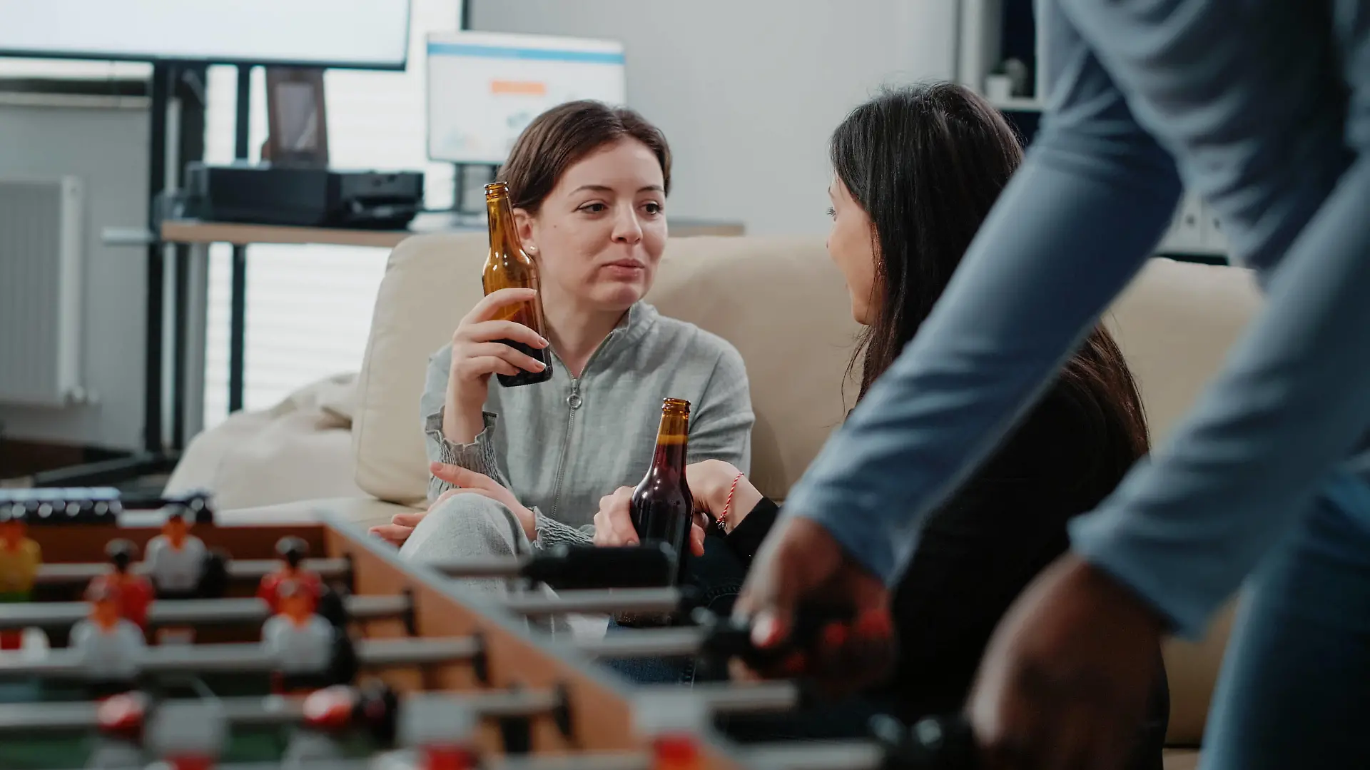 IMAGO Creative: Business - Work-Life Balance Close up of women with bottles of beer and snacks talking Close up of women with bottles of beer and snacks talking at office after work. Colleagues enjoying free time with alcoholic beverage to do fun activity with entertainment after hours Copyright: xx 43945936