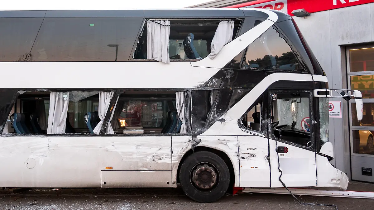 15.12.2022, Niedersachsen, Winsen (Luhe): Ein beschädigter Reisebus steht nach einem Unfall auf einem Parkplatz. Beim Zusammenstoß von zwei Bussen in einem Gewerbegebiet sind am Donnerstagmorgen sechs Menschen verletzt worden. (zu dpa ·Sechs Verletzte bei Busunfall in Winsen·) Foto: Daniel Bockwoldt/dpa +++ dpa-Bildfunk +++