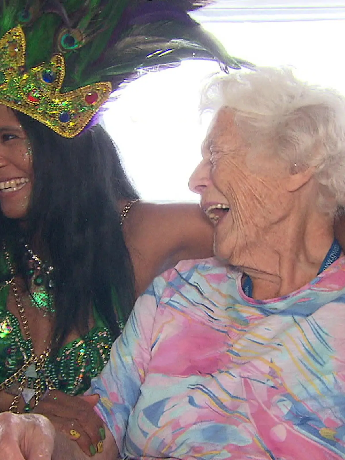 Sie bringt den brasilianischen Vibe nach Erlensee!

Mithelfen und Menschen beschäftigen – das macht der Brasilianerin Francisca Da Silva-Kalusche in ihrem Job als Pflegekraft schon immer am meisten Spaß. Seit ein paar Jahren verzaubert sie nun schon die Senioren des Haus „Rosengarten“ in Erlensee und überzeugt die Bewohner dabei nicht nur mit einem besonderen brasilianischen Kaffeekränzchen. Wie die Senioren dank Francisca wieder die Hüften schwingen, zeigen wir im Video.