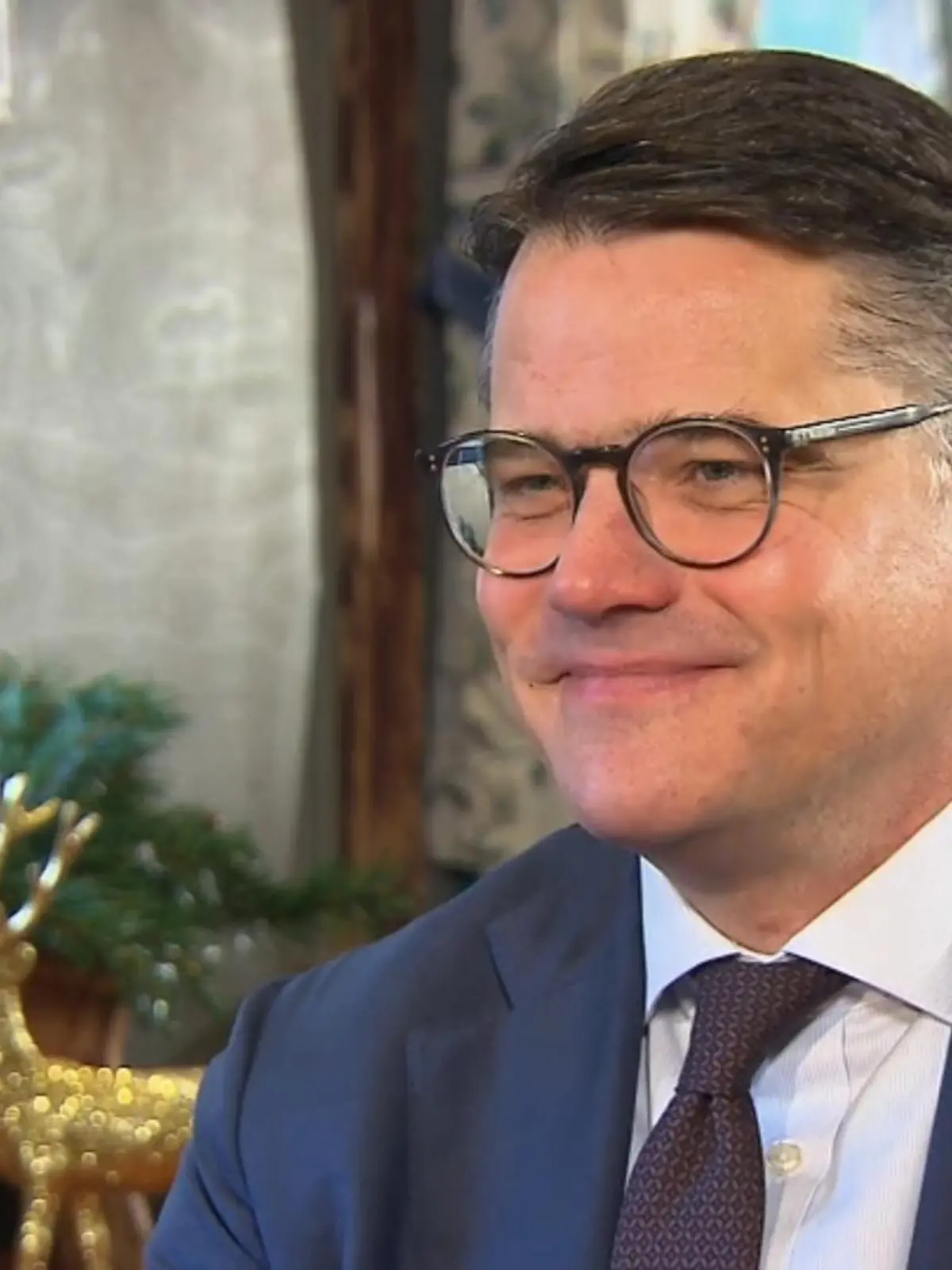 Neuer Tag, neues Weihnachtsinterview – und das mit keinem geringeren als dem Ministerpräsidenten Boris Rhein (CDU). Unsere Reporterin Victoria Enzenauer hat ihn in Wiesbaden zum Gespräch in weihnachtlicher Atmosphäre getroffen. Ob er sich an Hessens Spitze wohlfühlt und es sich weiterhin vorstellen kann, das Land auch im nächsten Jahr zu vertreten, erfahren Sie im Video.