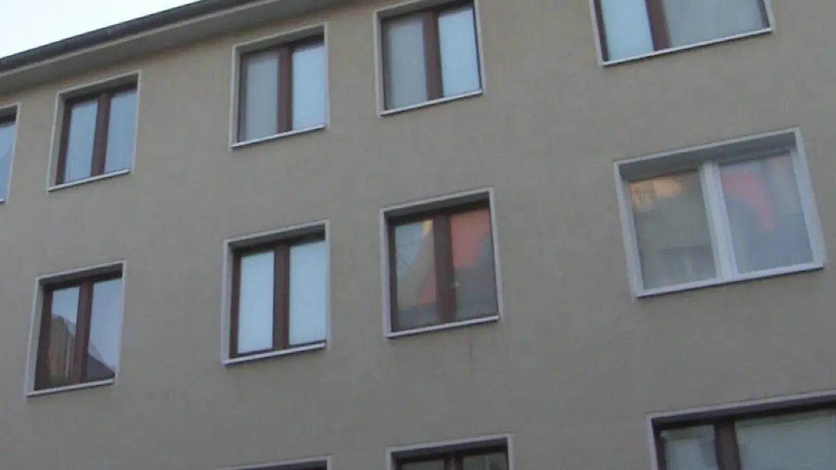 In diesem Haus in Köln-Nippes soll der Mann seine sechs Wochen alte Tochter schwer misshandelt haben.