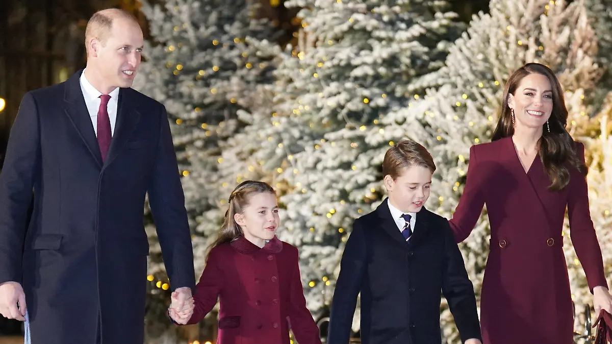 15.12.2022, Großbritannien, London: William und Kate Middleton, Prinz und Prinzessin von Wales, kommen mit ihren Kindern Prinzessin Charlotte und Prinz George zum Weihnachtsgottesdienst «Together at Christmas» in der Westminster Abbey an. Foto: James Manning/PA Wire/dpa +++ dpa-Bildfunk +++