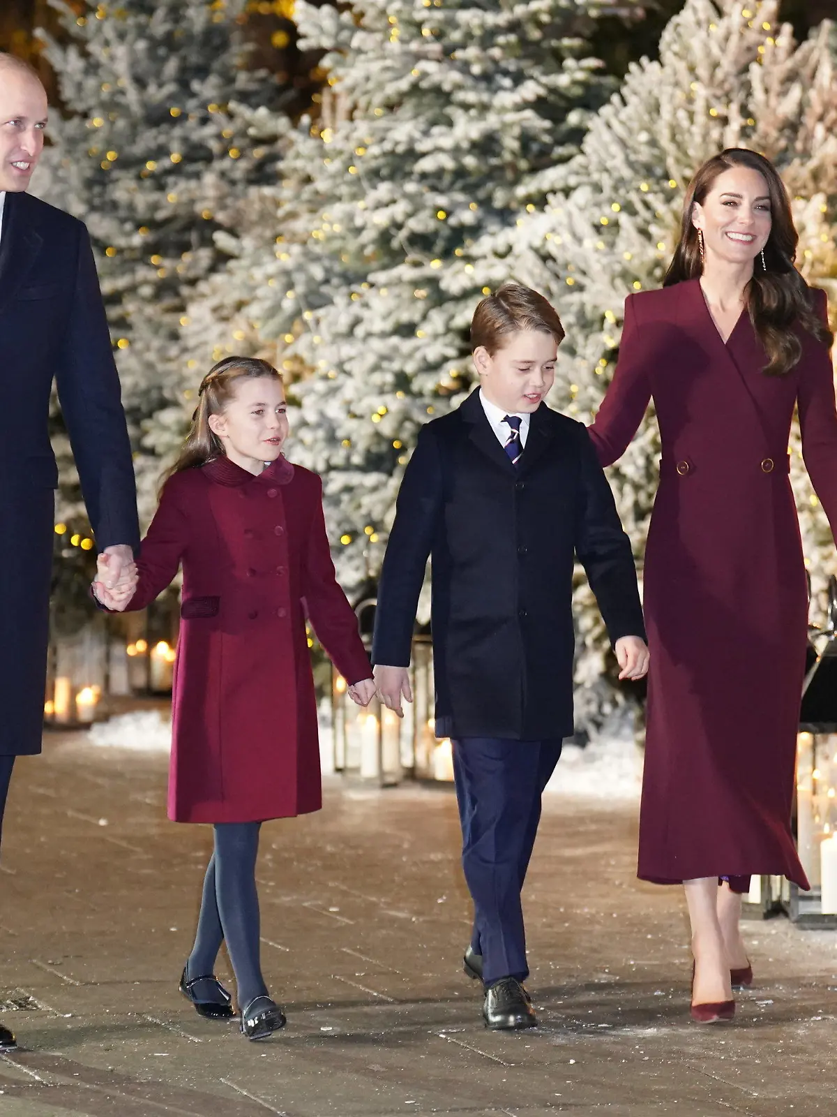 15.12.2022, Großbritannien, London: William und Kate Middleton, Prinz und Prinzessin von Wales, kommen mit ihren Kindern Prinzessin Charlotte und Prinz George zum Weihnachtsgottesdienst «Together at Christmas» in der Westminster Abbey an. Foto: James Manning/PA Wire/dpa +++ dpa-Bildfunk +++