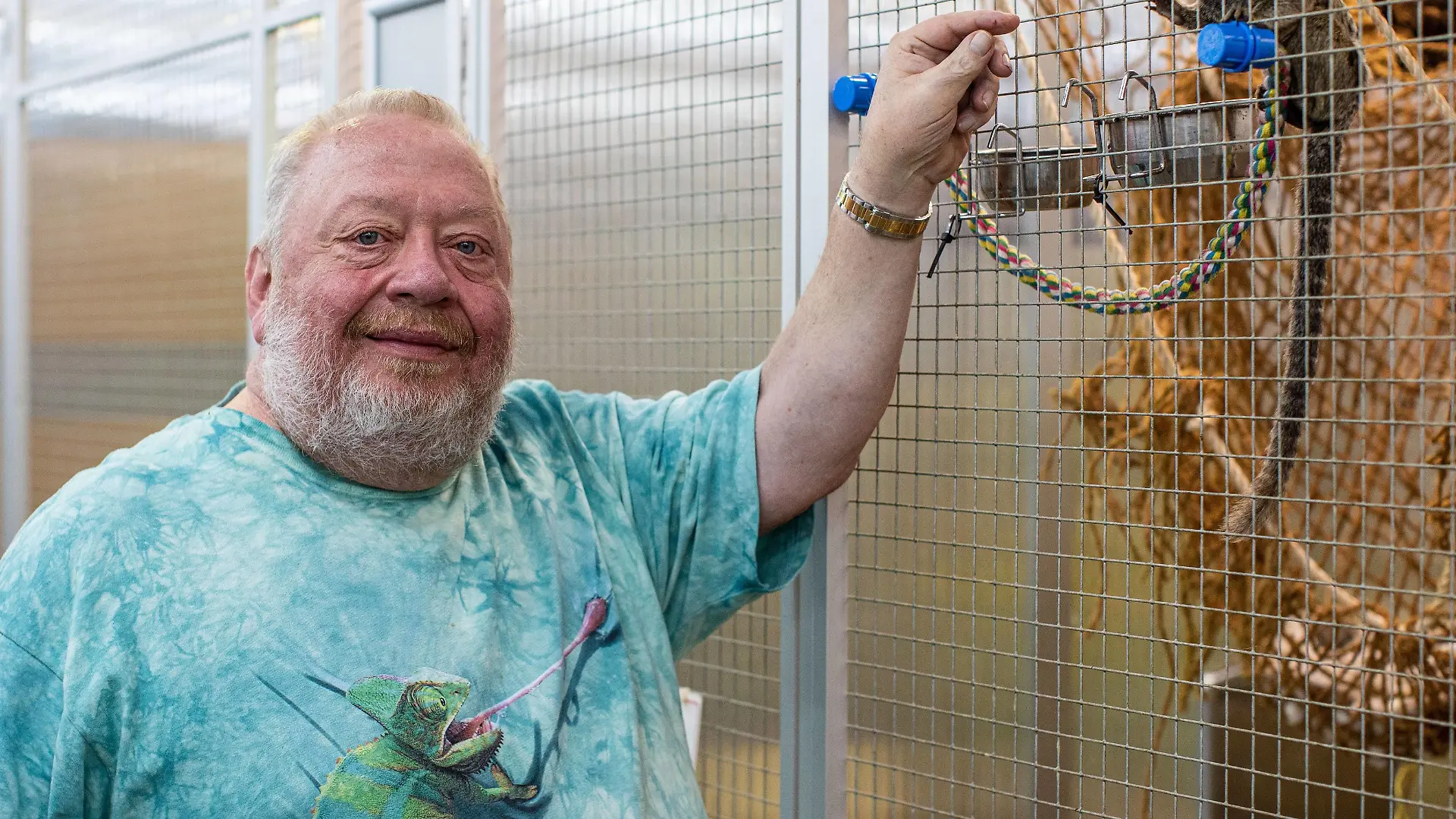 30.05.2019 , DU Duisburg , Geklauter Affe Jimmy wieder zurück bei Zoo Zajac an der Konrad-Adenauer-Straße 6 in Neumühl. Norbert Zajac am Gehege von Affe Jimmy. *** 30 05 2019 , DU Duisburg , Stolen monkey Jimmy back again at Zoo Zajac at Konrad Adenauer Straße 6 in Neumühl Norbert Zajac at the enclosure of monkey Jimmy  