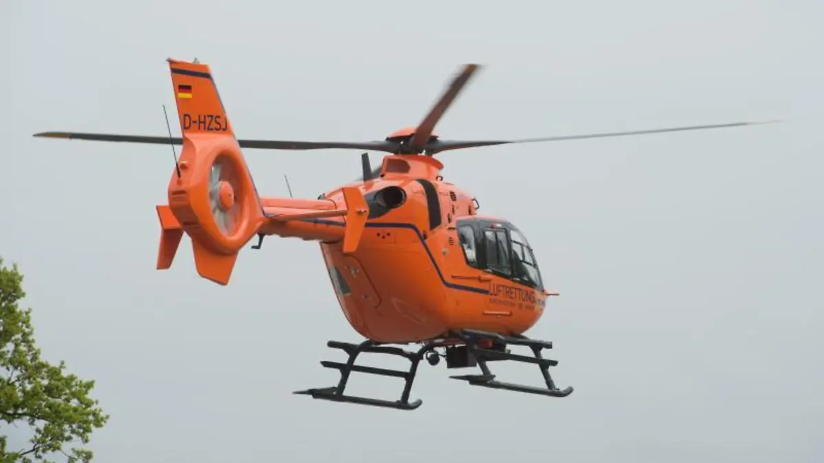 Ein Rettungshubschrauber ist im Einsatz