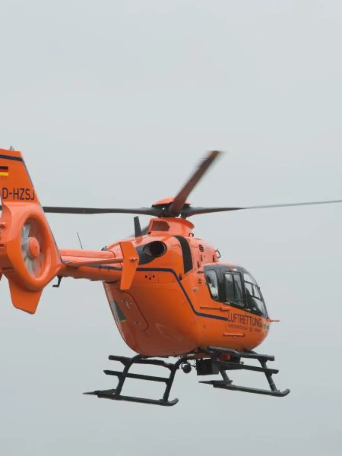 Ein Rettungshubschrauber ist im Einsatz