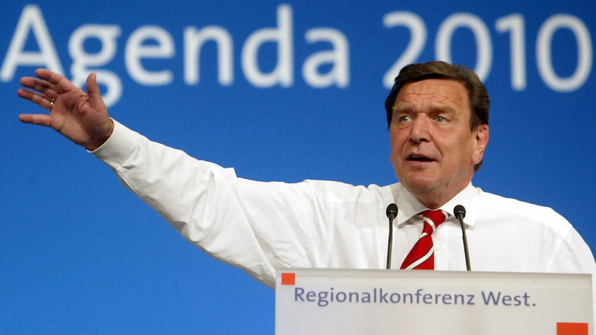 ARCHIV - Der damalige Bundeskanzler Gerhard Schröder spricht am 28.04.2003 in Bonn auf der ersten SPD-Regionalkonferenz zur Agenda 2010. Es herrschte Flaute in der Wirtschaft, Misere am Arbeitsmarkt, Ebbe in den Sozialkassen. Deutschland war der kranke Mann Europas. Vor genau zehn Jahren sollte die Reform-«Agenda 2010» die Wende zum Besseren bringen. Über den Erfolg wird noch immer gestritten. Foto: Bernd Thissen/dpa (Zu dpa-Themenpaket Agenda 2010: «Zehn Jahre «Agenda 2010»: Rezept mit Wirkungen und Nebenwirkungen» vom 13.03.2013) +++(c) dpa - Bildfunk+++