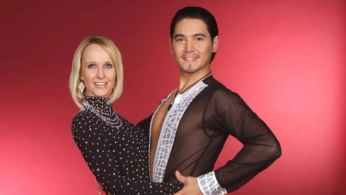 Die Femme Fatale der Schlager-Szene - Sängerin Kristina Bach (48) tanzt mit dem Profitänzer Erich Klann (23) aus Paderborn um den Titel "Dancing Star 2011"