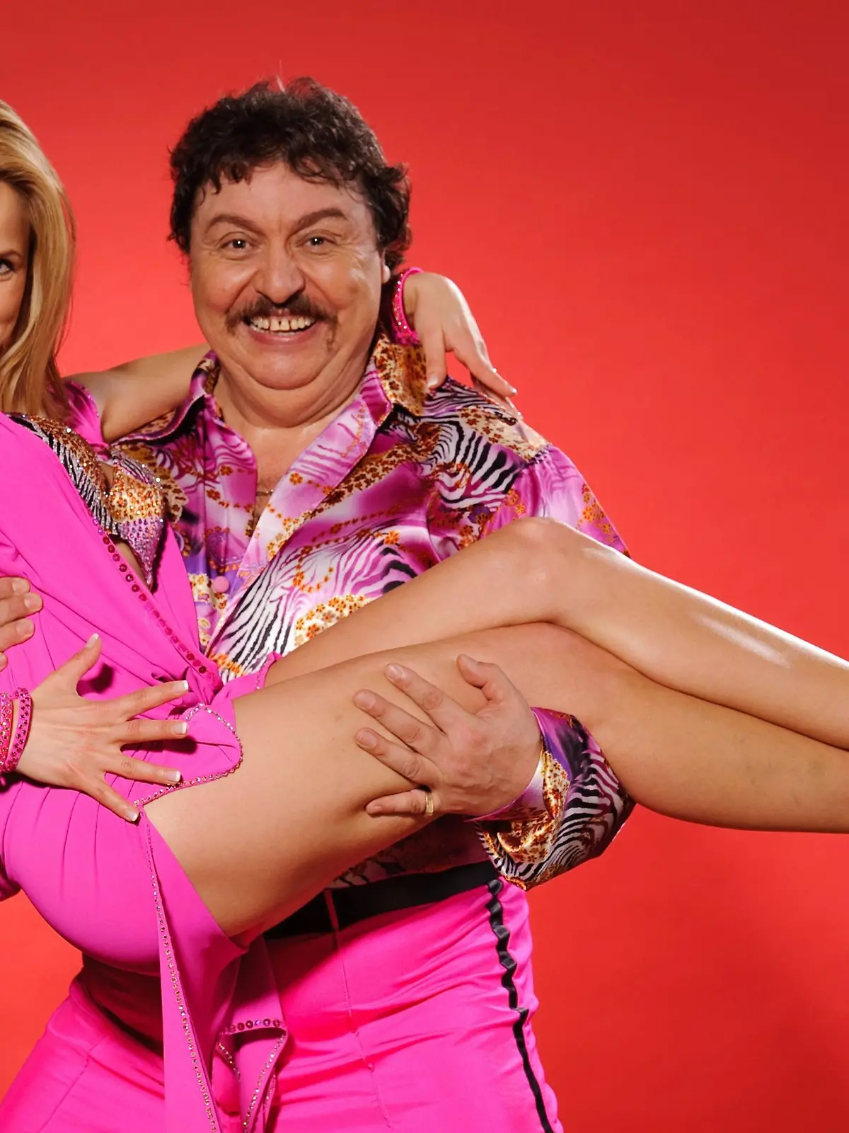 Schlagersänger Achim Mentzel tanzt mit Profitänzerin Sarah Latton.